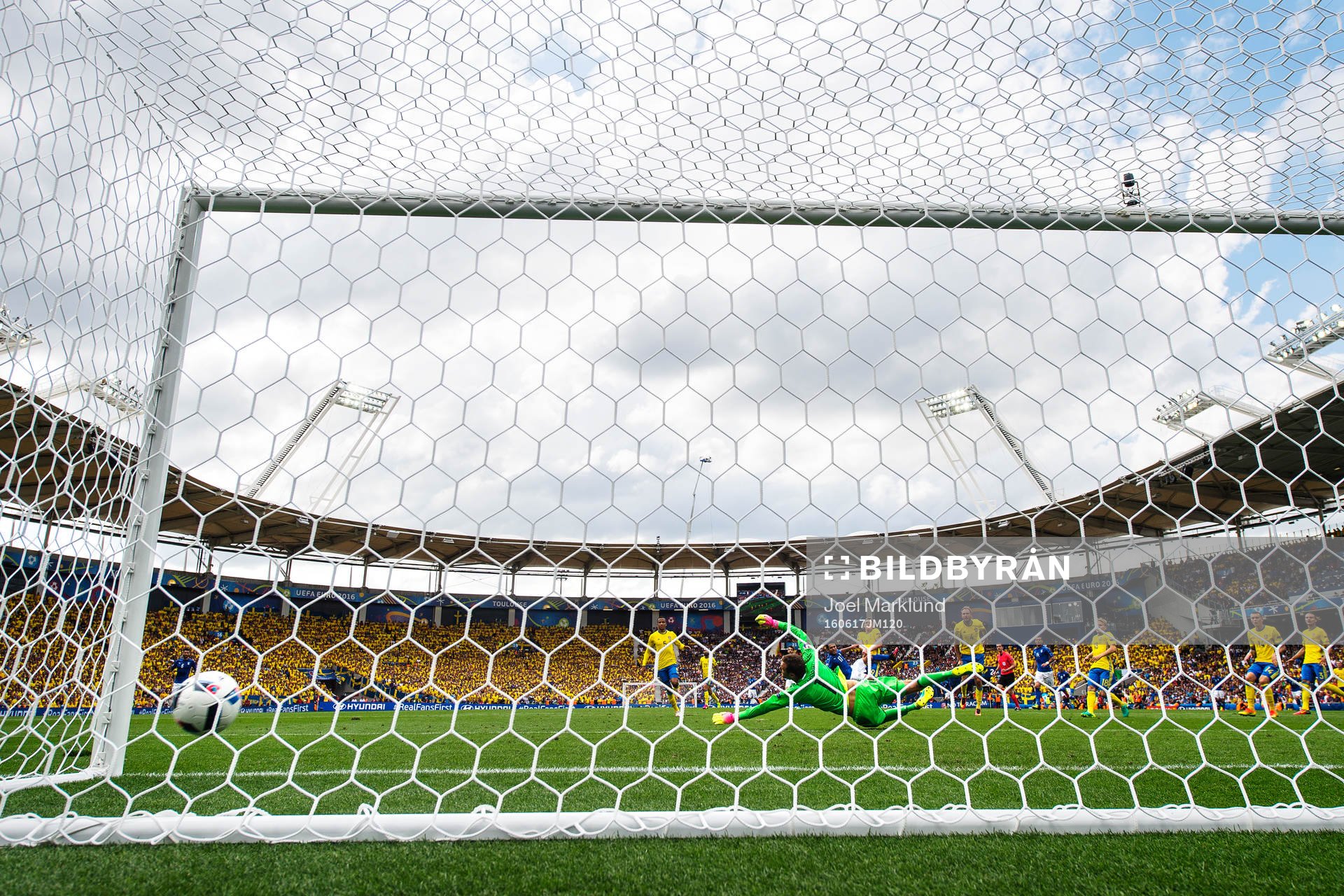 Italiens Eder skjuter in 1-0 bakom Sveriges målvakt