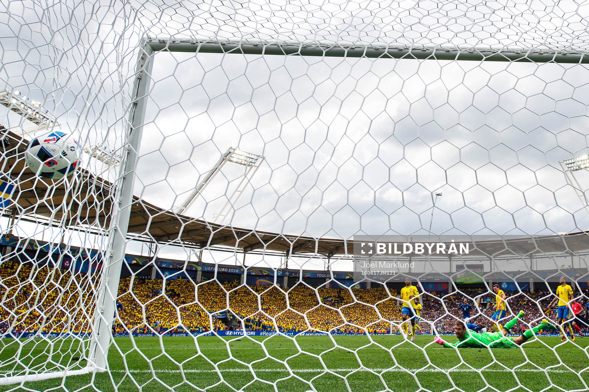 Italiens Eder skjuter in 1-0 bakom Sveriges målvakt