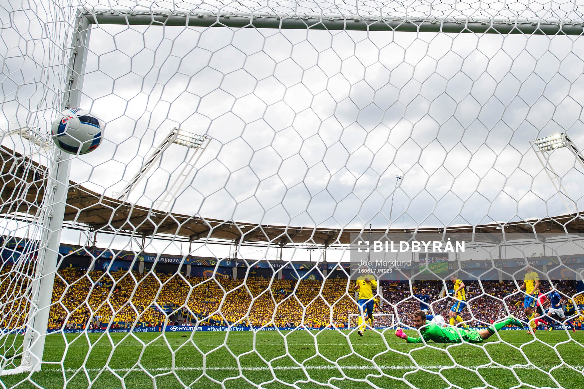 1-0-bollen från Italiens Eder (ej i bild) går in bakom