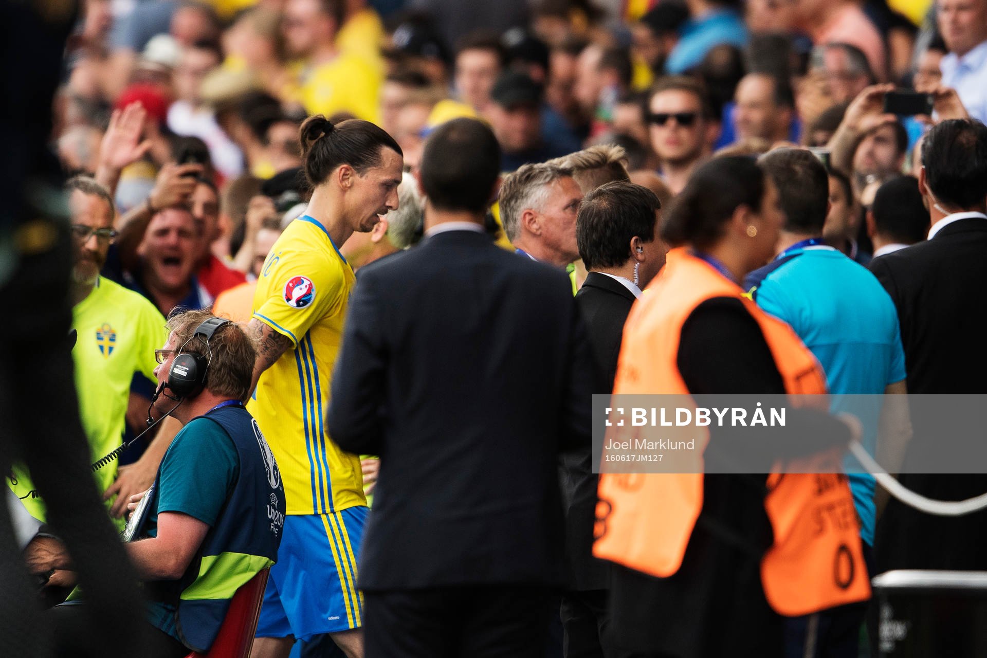 Sveriges Zlatan Ibrahimovic lämnar planen direkt
