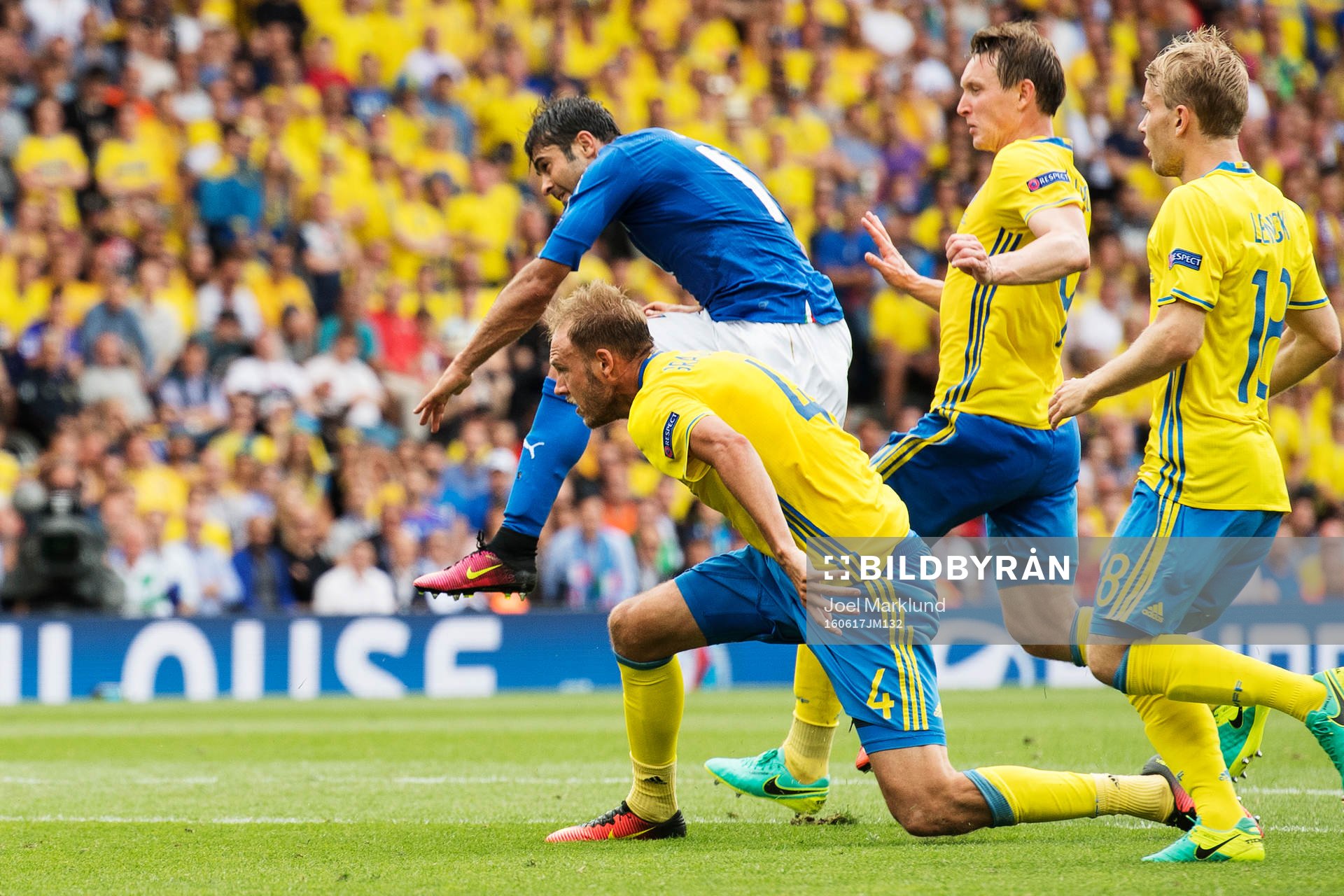 Sveriges Andreas Granqvist, Kim Källström och Oscar Lewicki kan inte stoppa Italiens Eder när han skjuter in 1-0 i fotbollsmatchen mellan Italien och Sverige under fotbolls-EM den 17 juni 2016 i Toulouse.