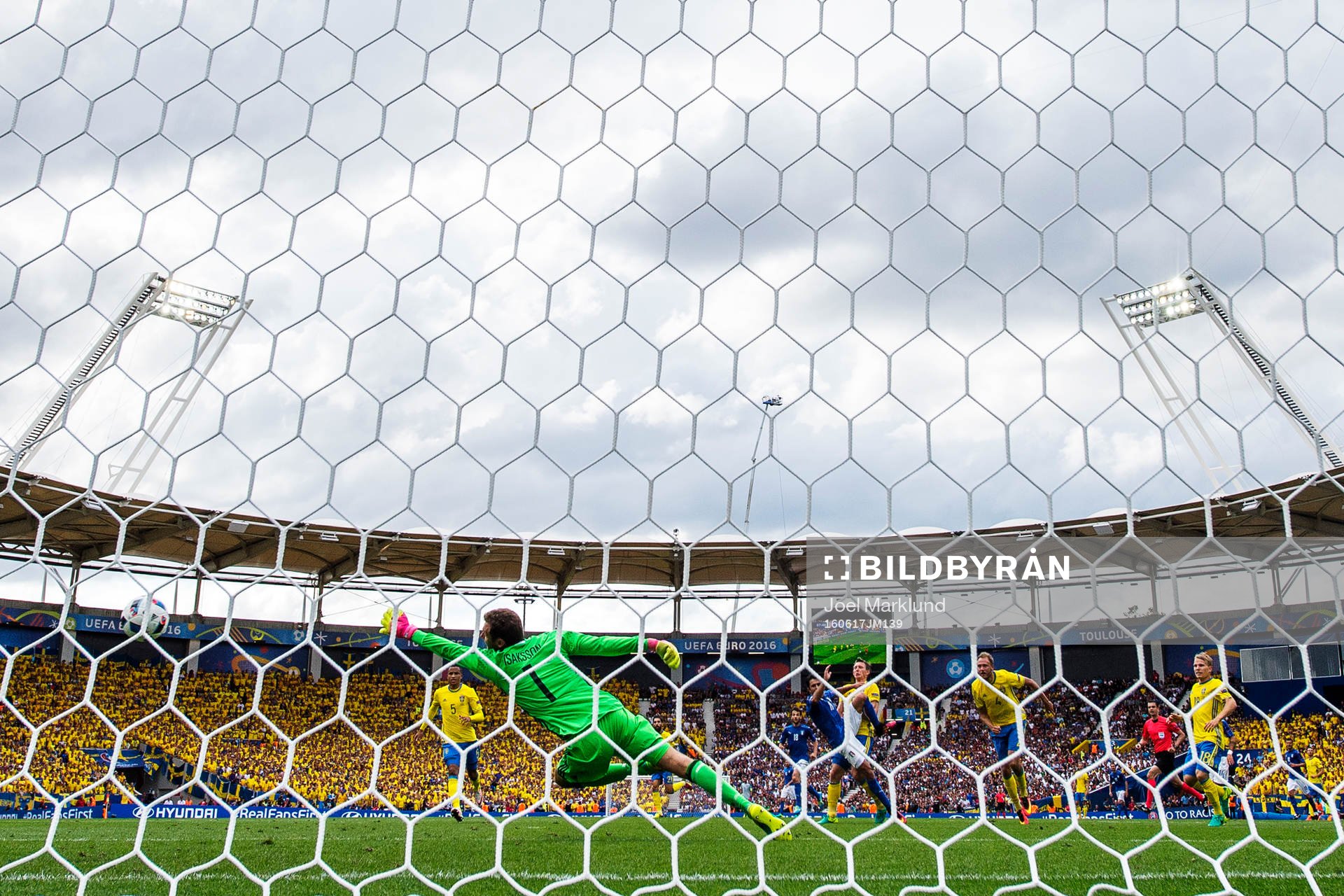 Italiens Eder skjuter in 1-0 bakom Sveriges målvakt