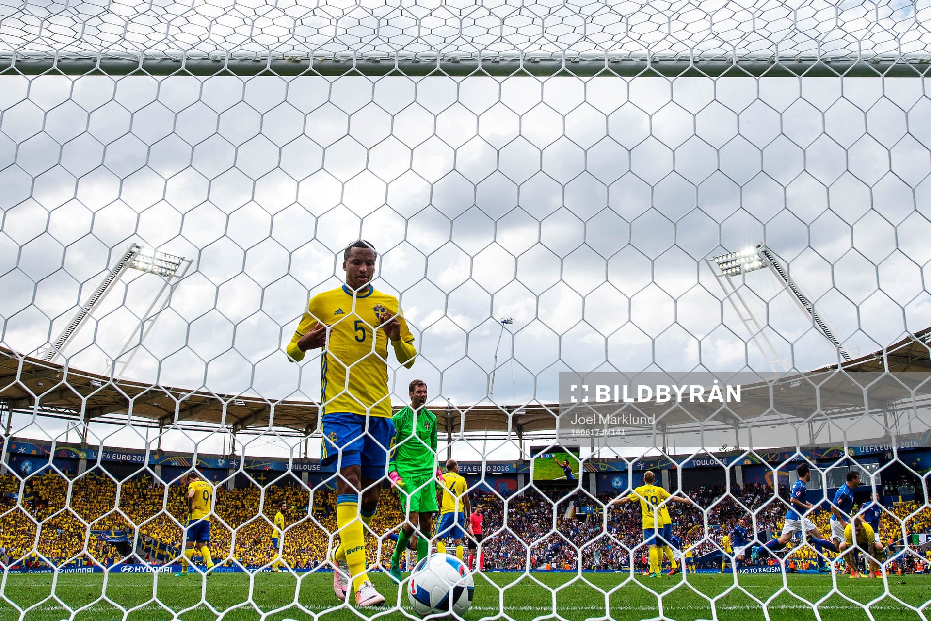 Sveriges Martin Olsson och målvakt Andreas Isaksson deppar