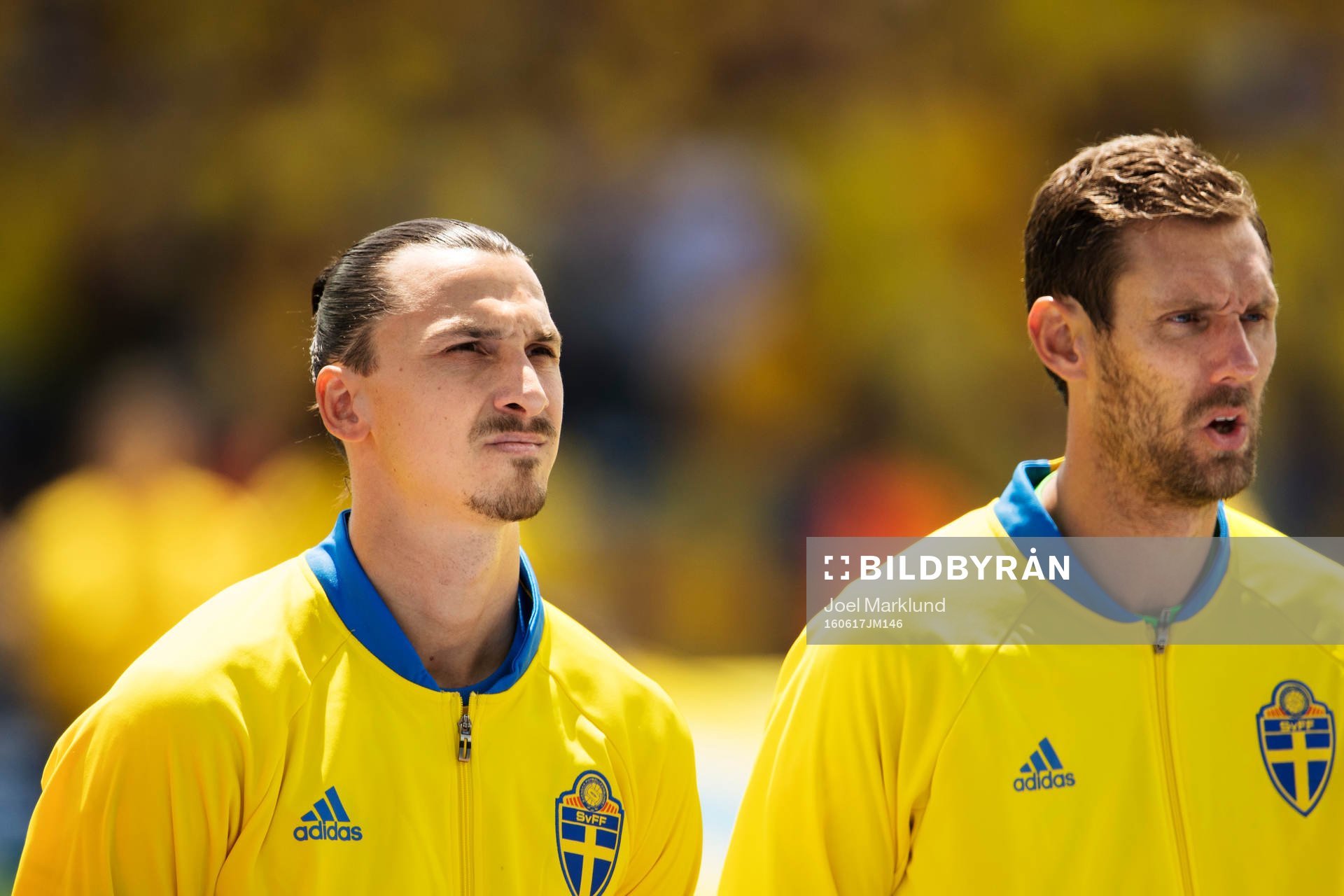 Sveriges Zlatan Ibrahimovic och målvakt Andreas Isaksson