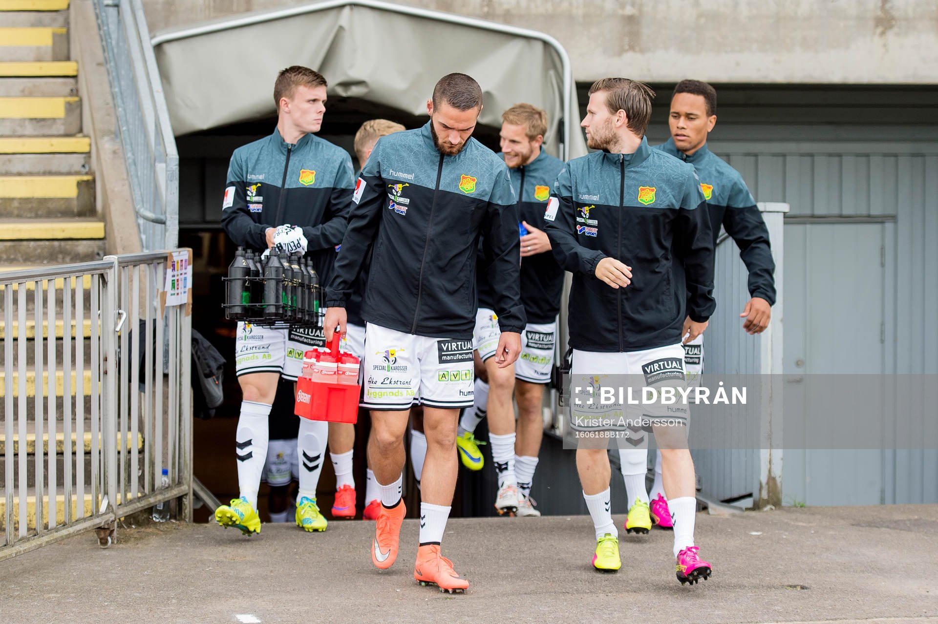 GAIS på väg in på planen före fotbollsmatchen i