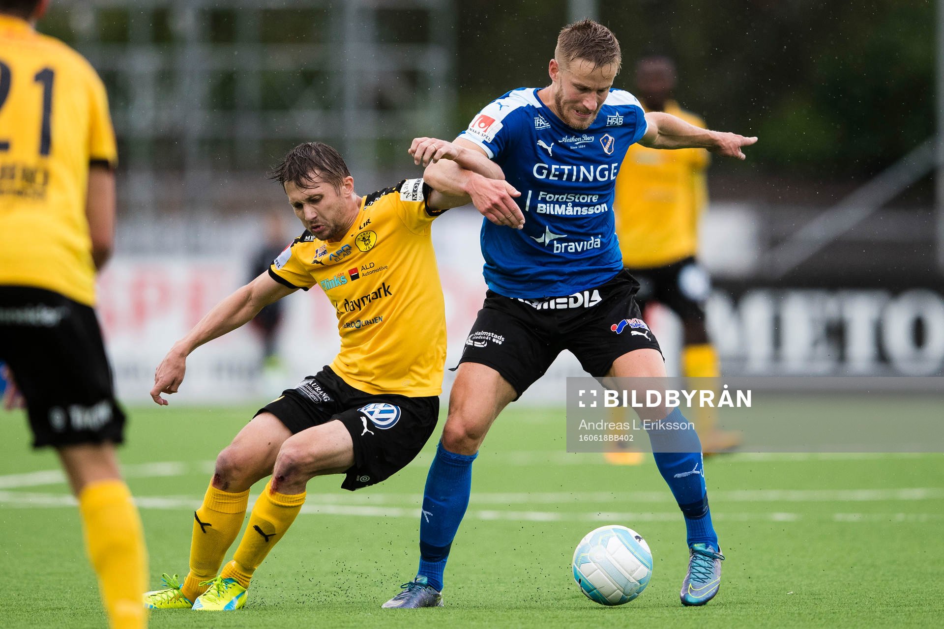 Frejs Adam Gradén i kamp om bollen med Halmstads Alexander