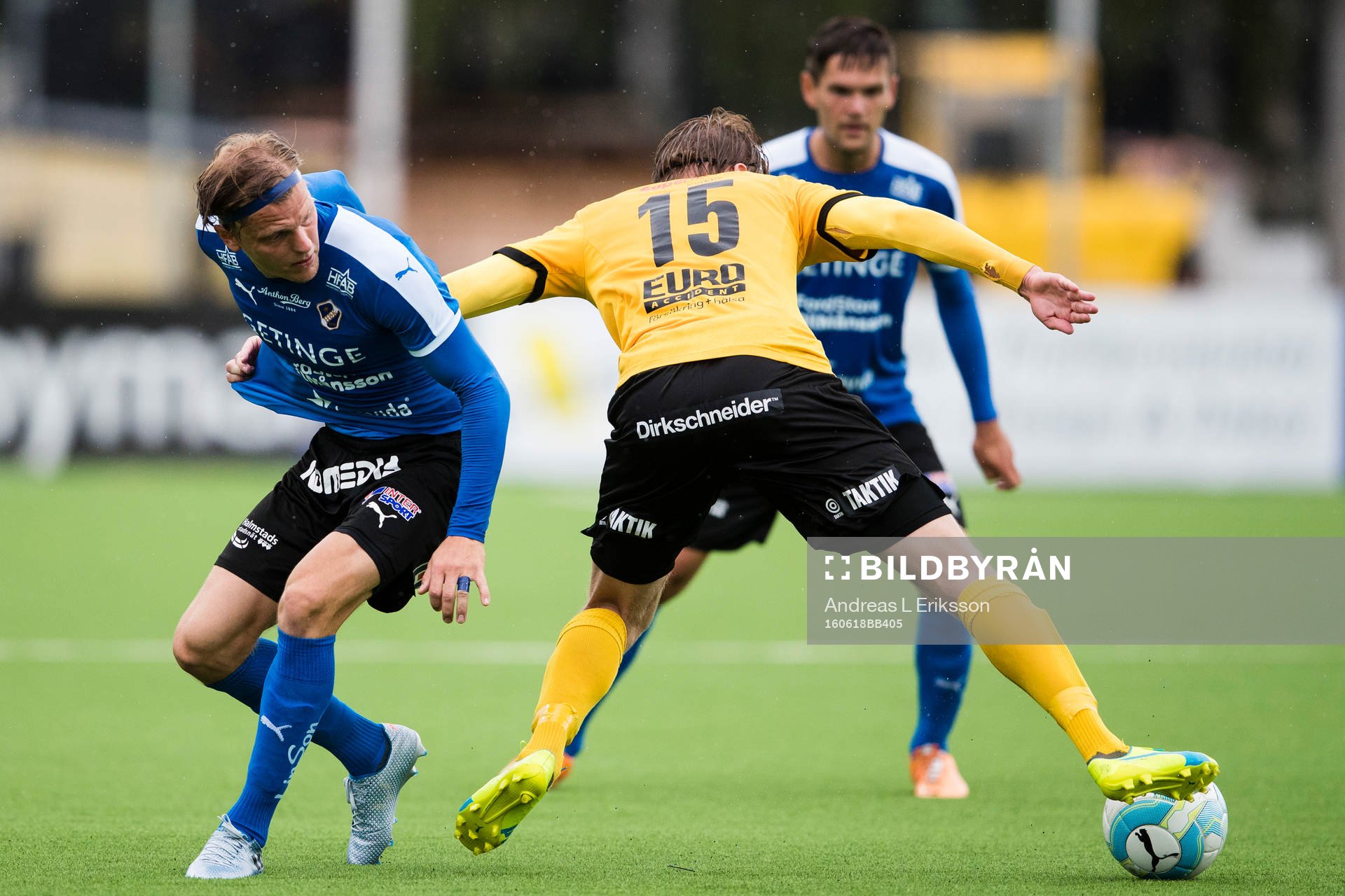 Halmstads Kristoffer Fagercrantz och Frejs Victor Söderström under fotbollsmatchen i Superettan mellan Frej Täby och Halmstad den 18 juni 2016 i Stockholm.
