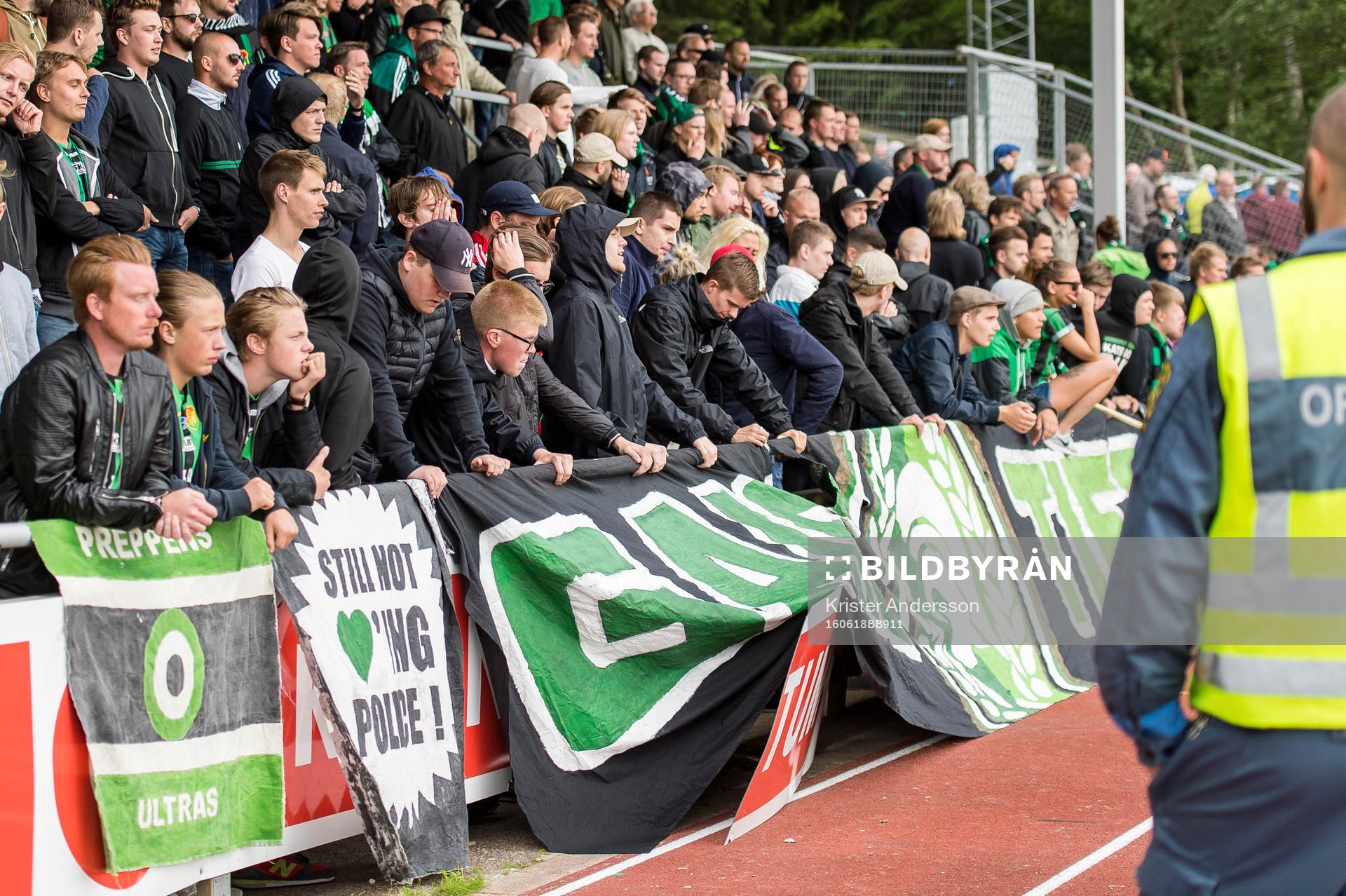 Besvikna GAIS supportrar sparkar ner skyltar på