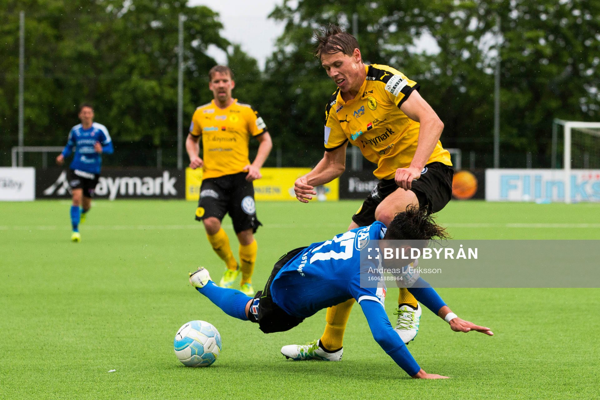 Halmstads Sead Haksabanovic går omkull i en duell med