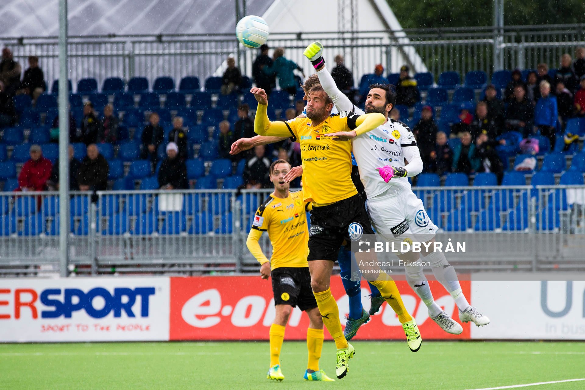 Frejs Johannes Gustafsson och målvakt Marko Atanackovic