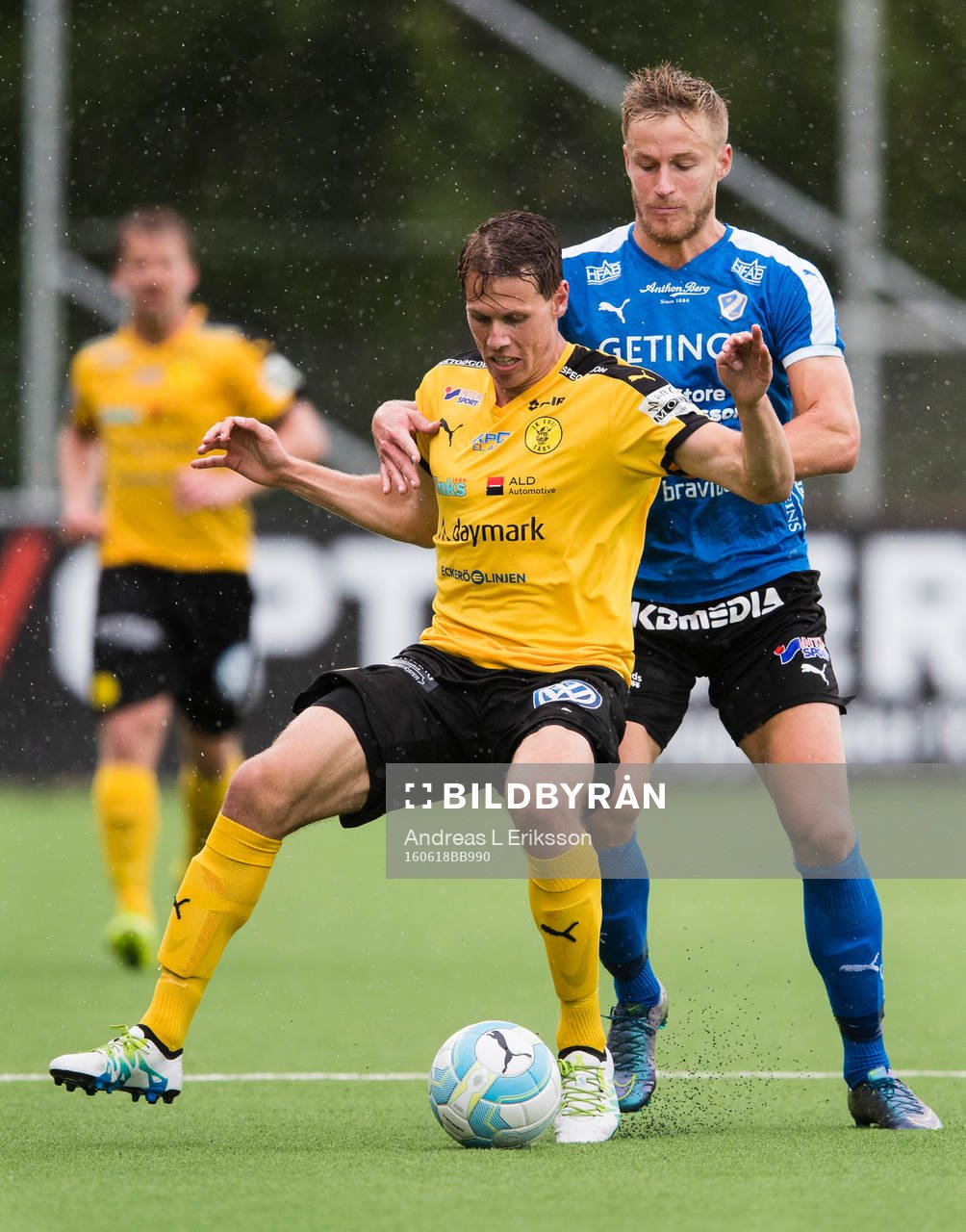 Frejs Philip Wiström i kamp om bollen med Halmstads