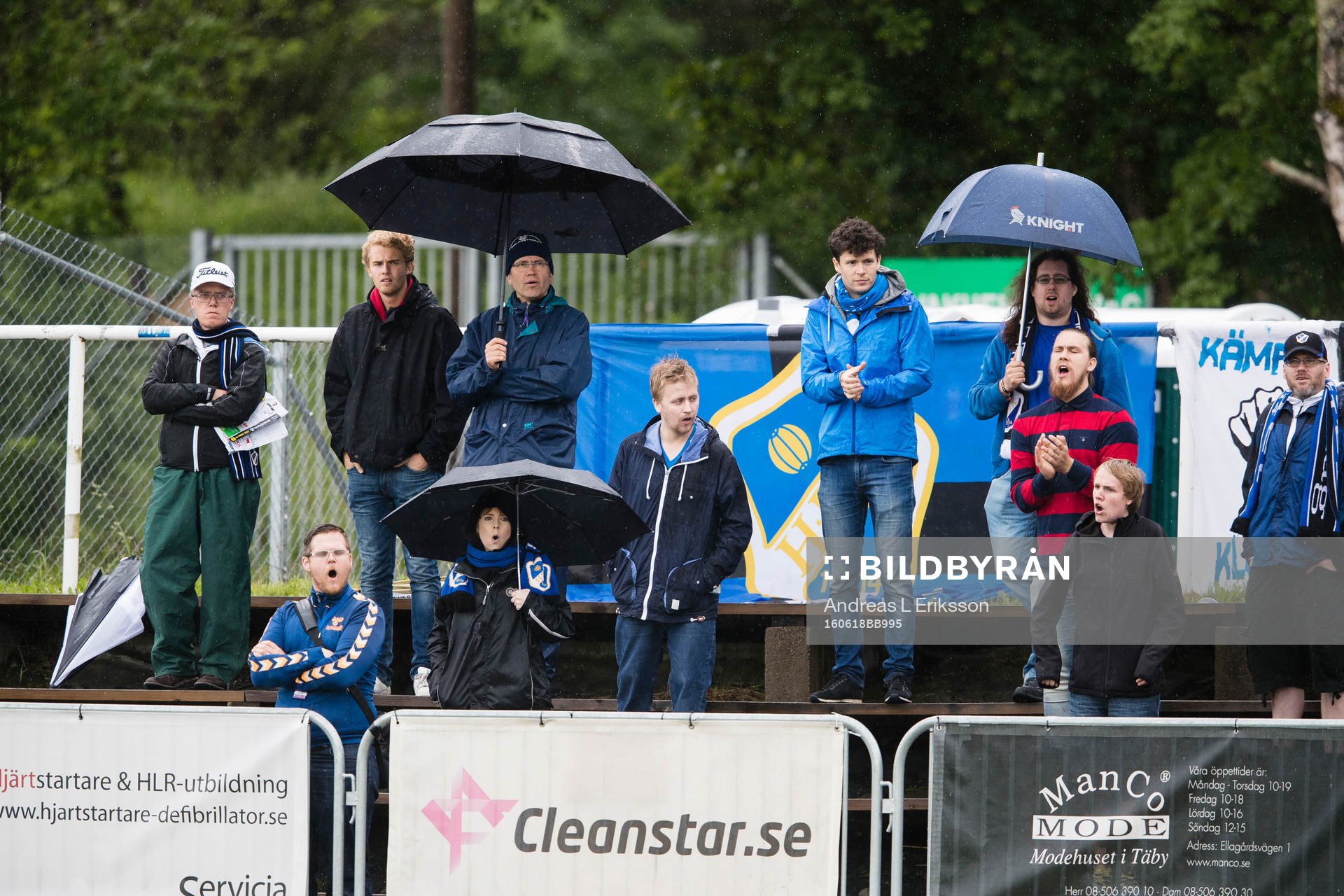 Halmstads supportrar följer spelet