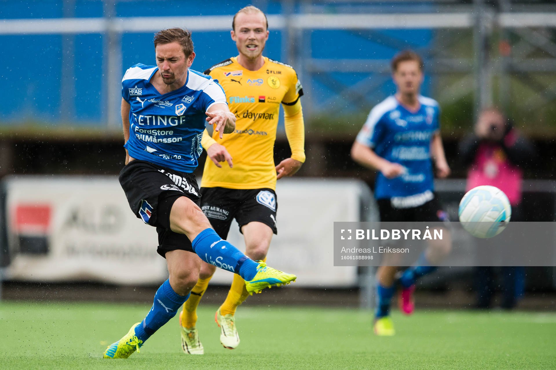 Halmstads Fredrik Olsson med ett skott
