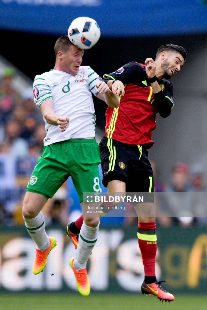 Irlands James McCarthy och Belgiens Yannick Carrasco