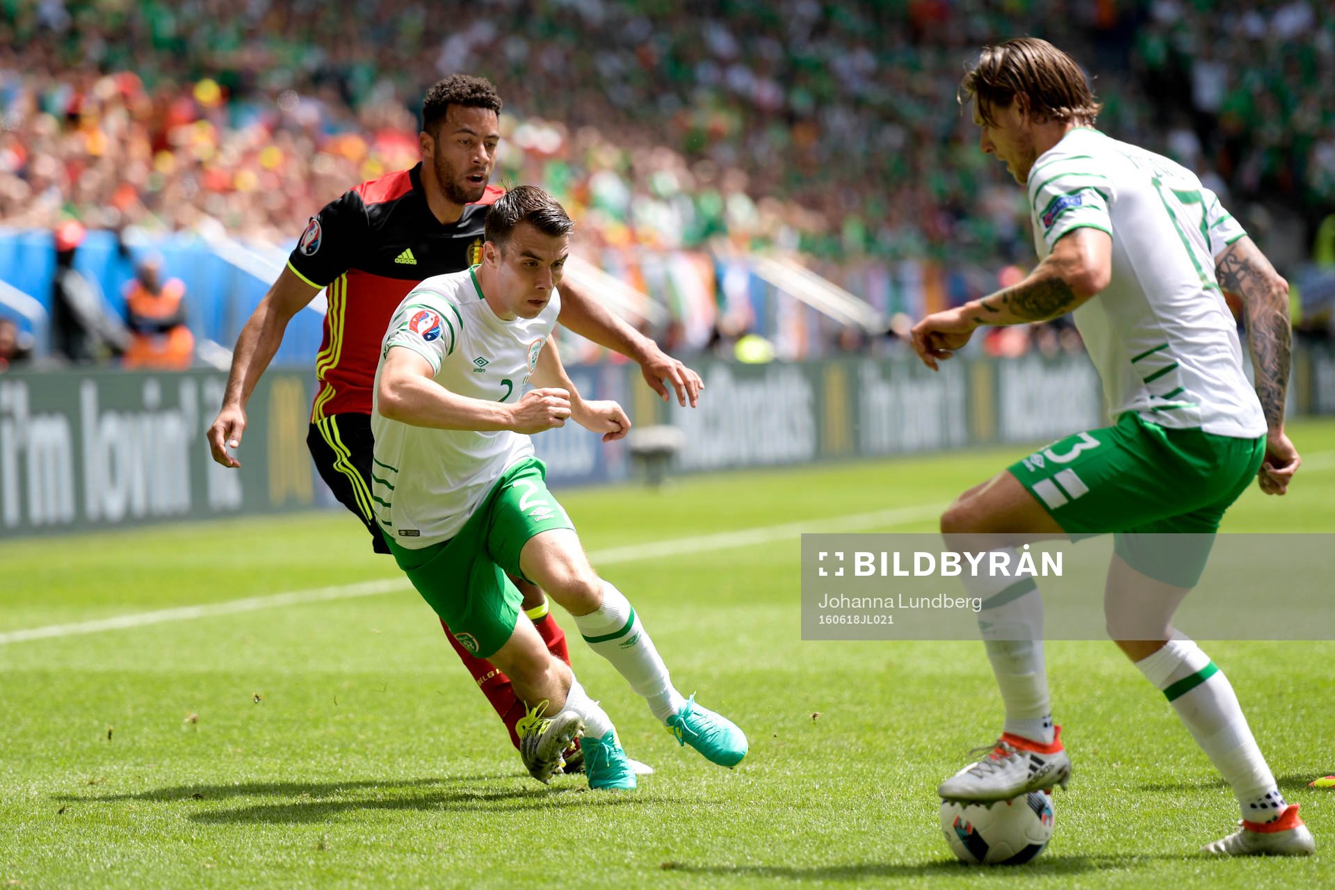 Belgiens Mousa Dembele och Irlands Seamus Coleman och Stephen Ward under fotbollsmatchen mellan Belgien och Irland under fotbolls-EM den 18 juni 2016 i Bordeaux.