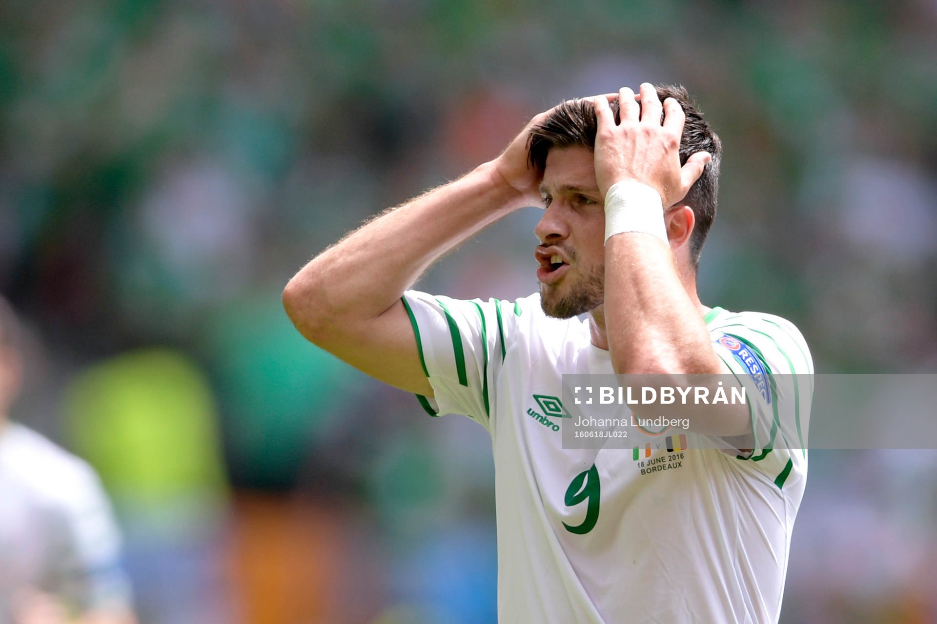 Irlands Shane Long reagerar
