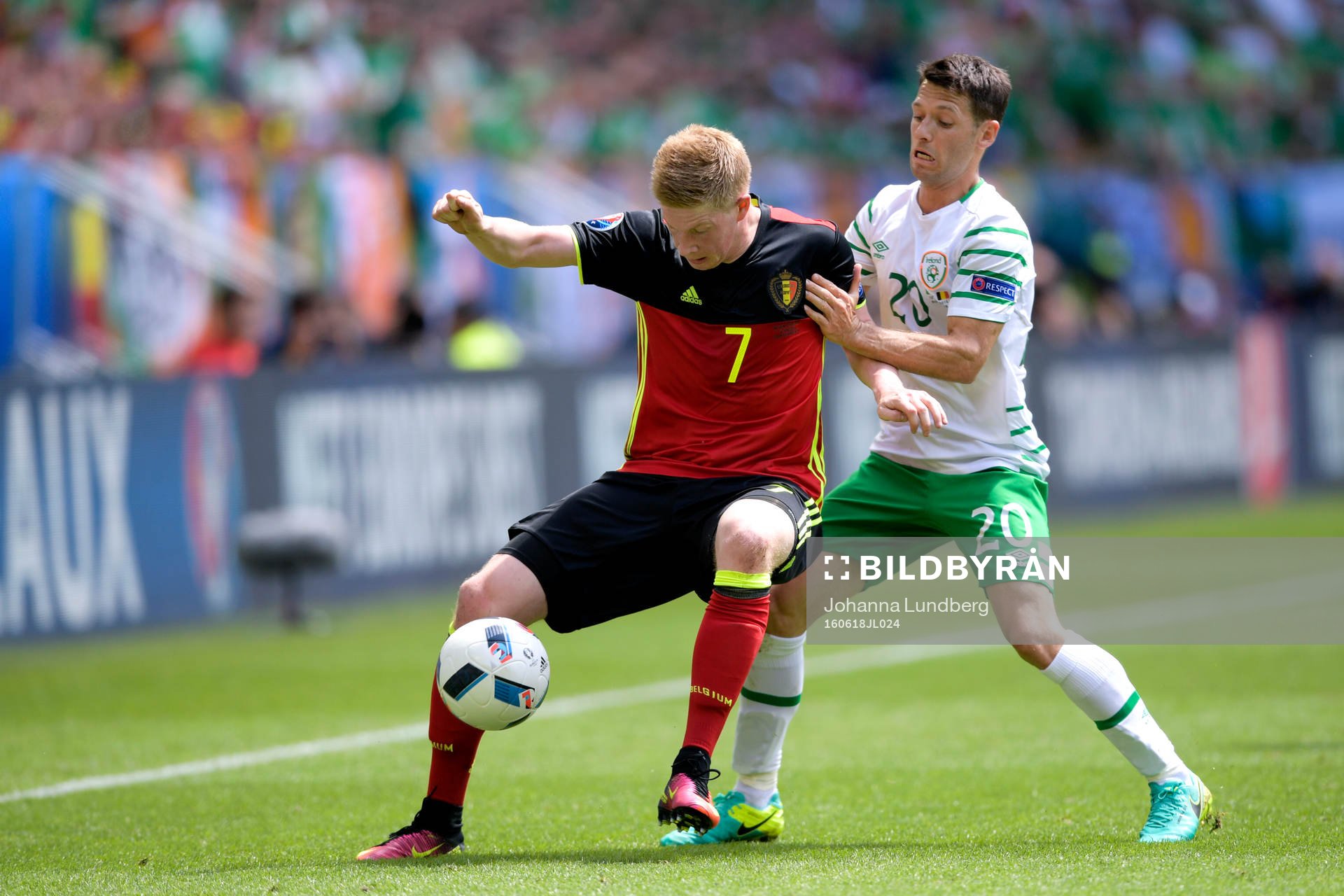 Belgiens Kevin de Bruyne och Irlands Wes Hoolahan