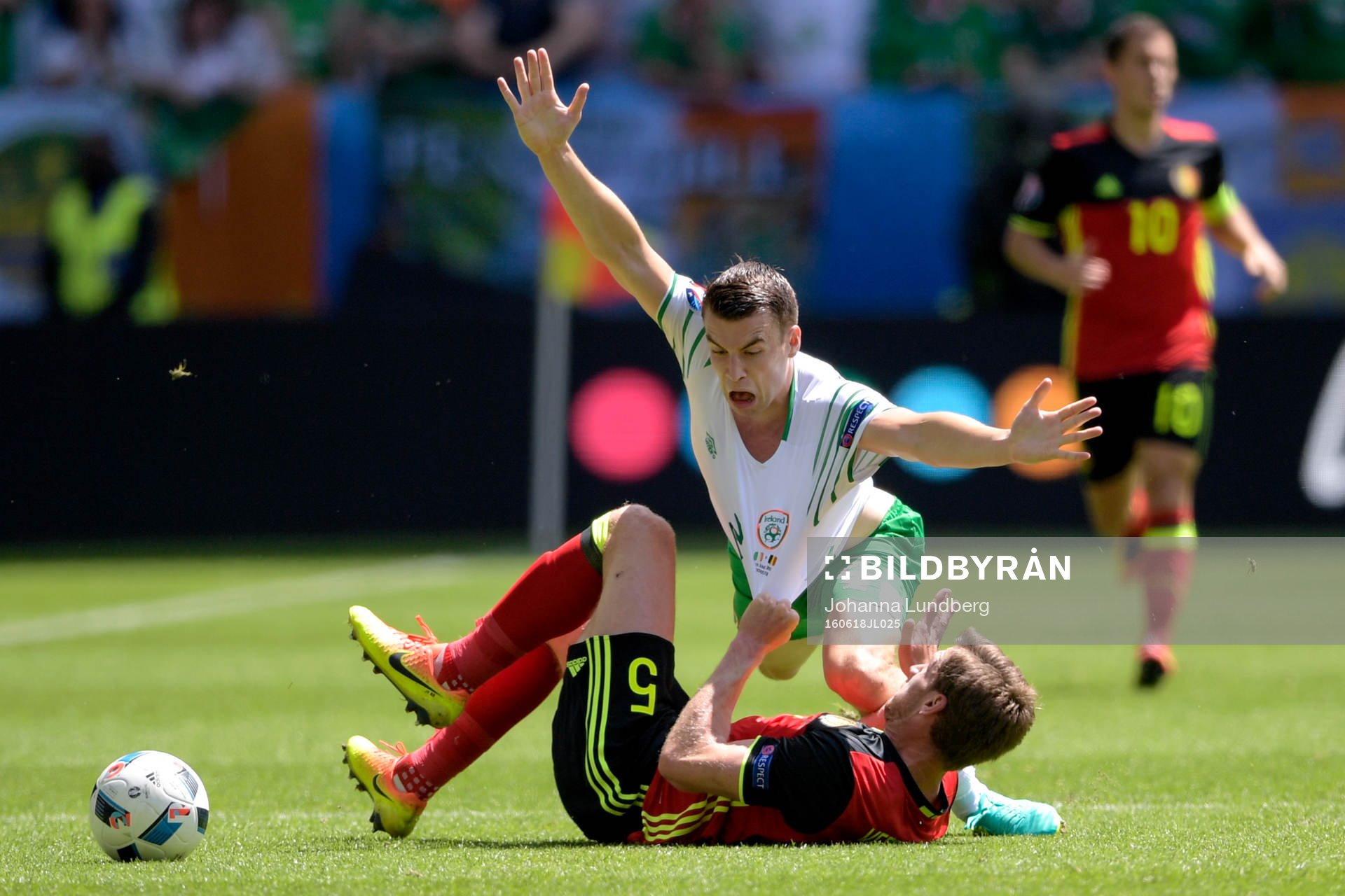 Irlands Seamus Coleman och Belgiens Jan Vertonghen under fotbollsmatchen mellan Belgien och Irland under fotbolls-EM den 18 juni 2016 i Bordeaux.