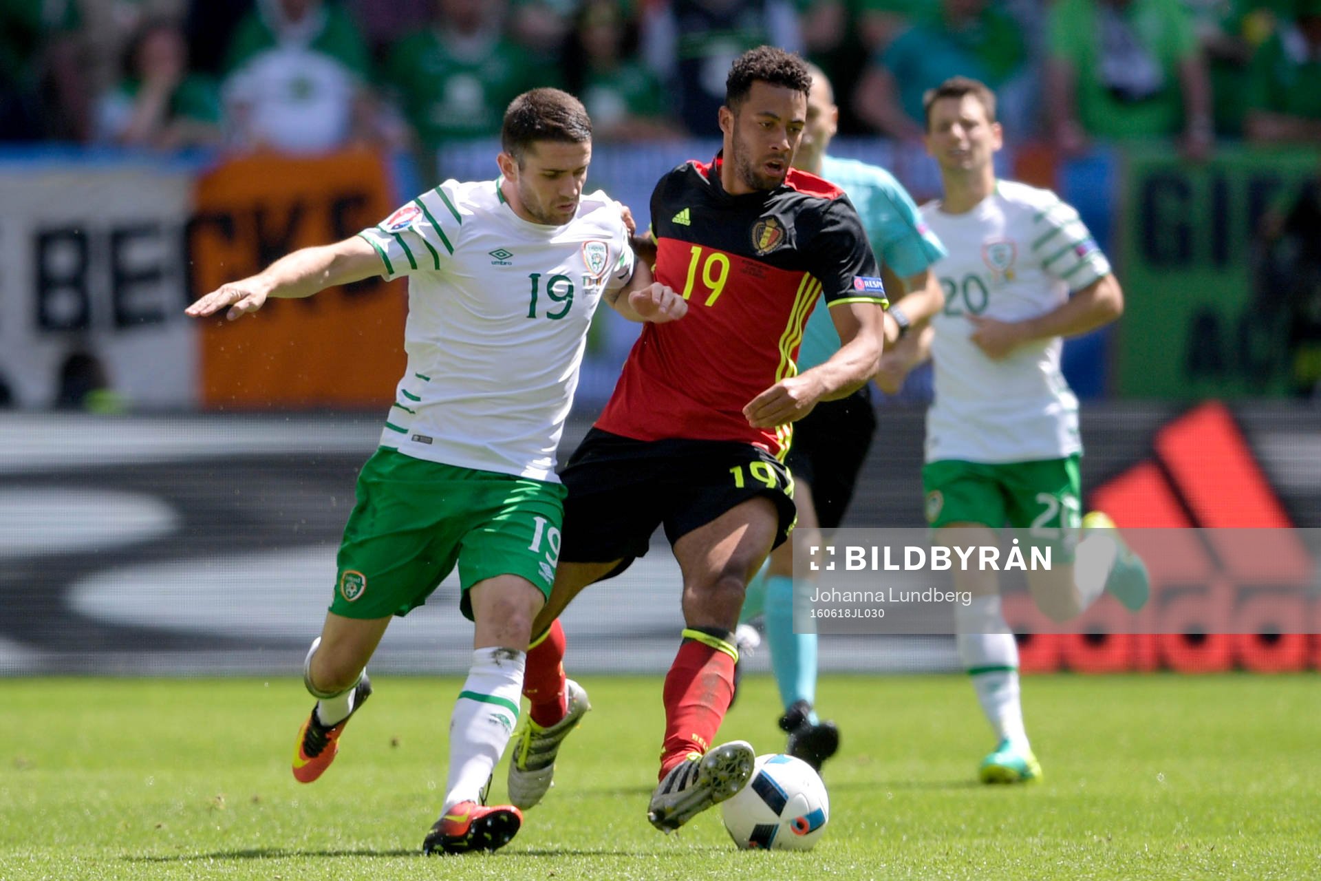 Irlands Robbie Brady och Belgiens Mousa Dembele