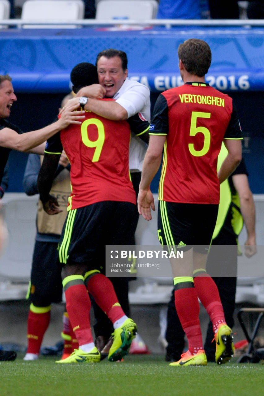 Belgiens Romelu Lukaku jublar med förbundskapten Marc
