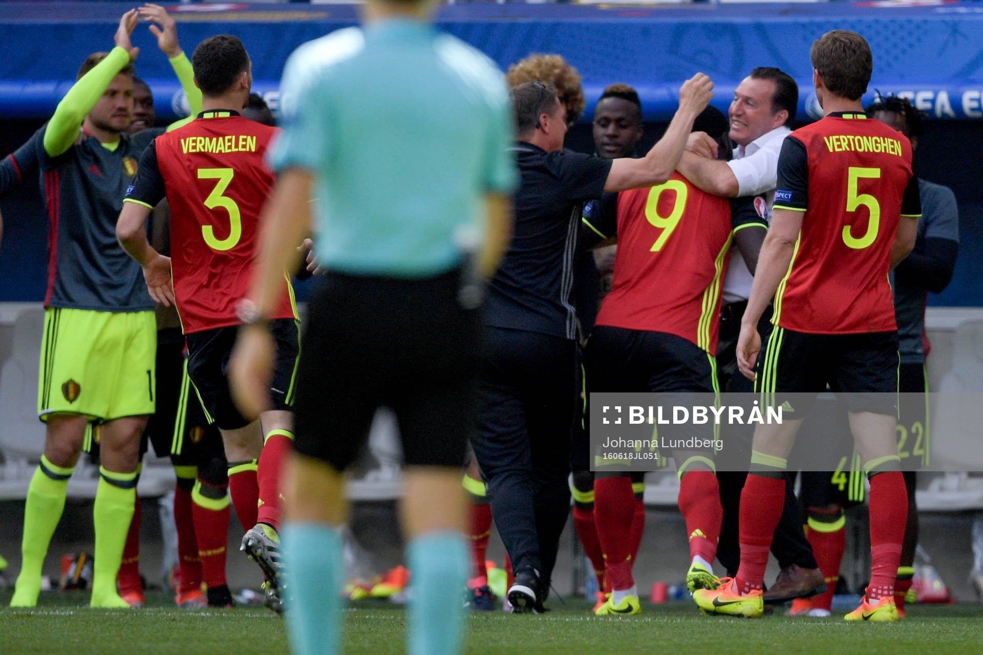 Belgiens Romelu Lukaku jublar med förbundskapten Marc