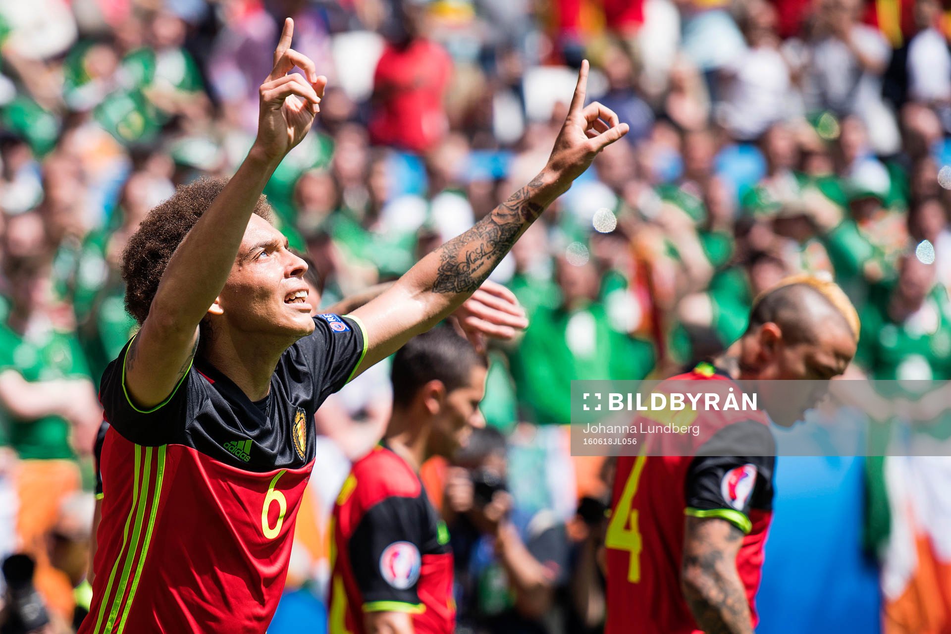 Belgiens Axel Witsel gör 2-0 och jublar i fotbollsmatchen