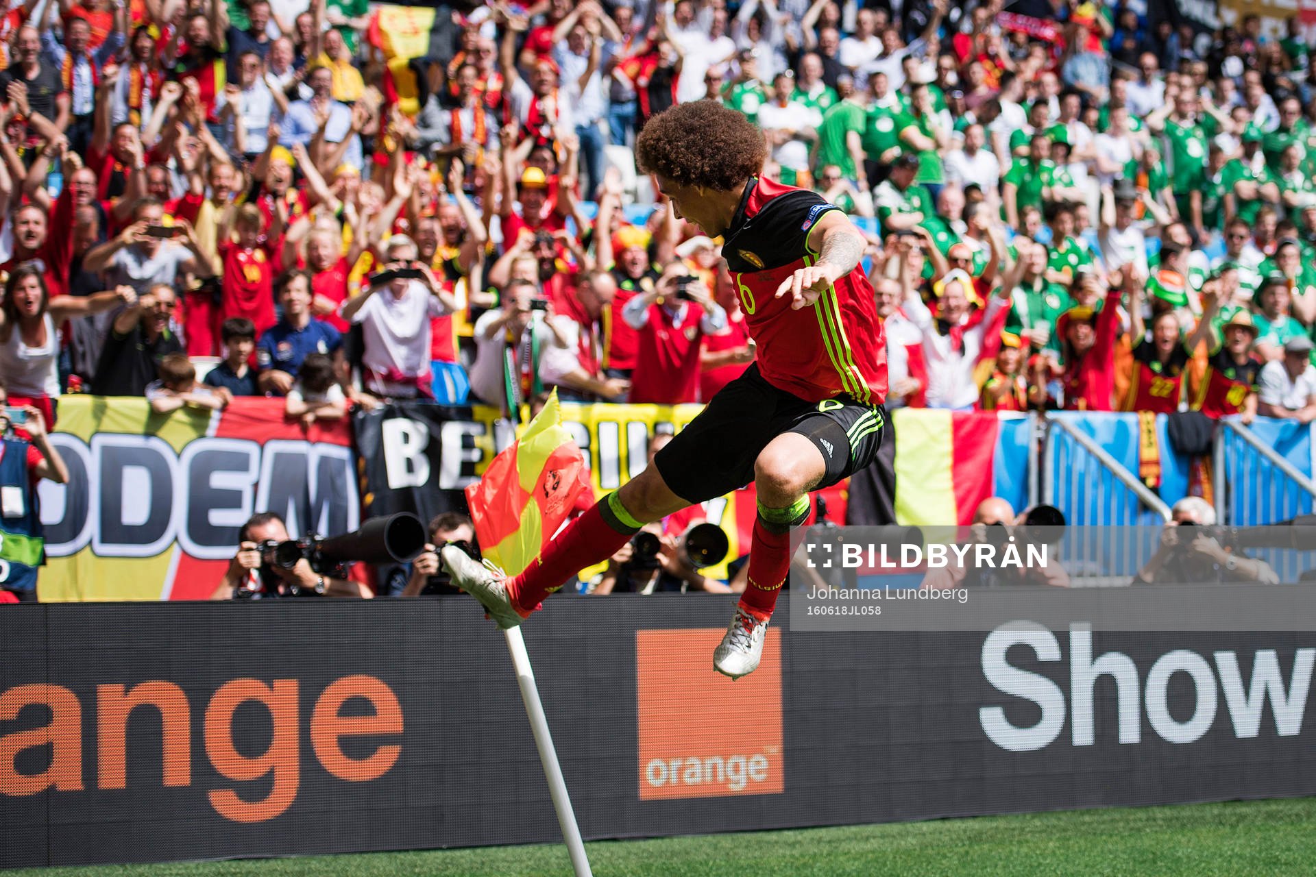 Belgiens Axel Witsel gör 2-0 och jublar i fotbollsmatchen