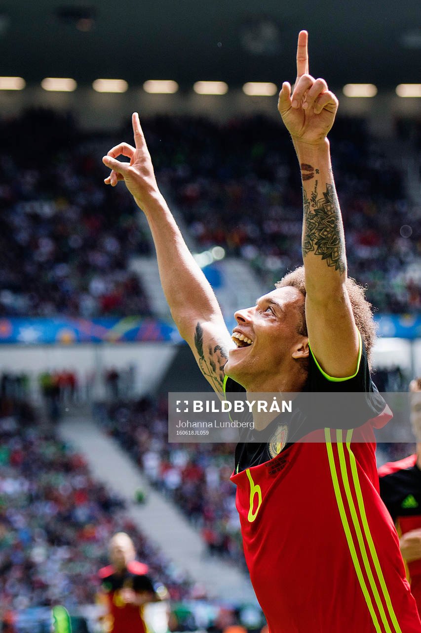 Belgiens Axel Witsel gör 2-0 och jublar i fotbollsmatchen