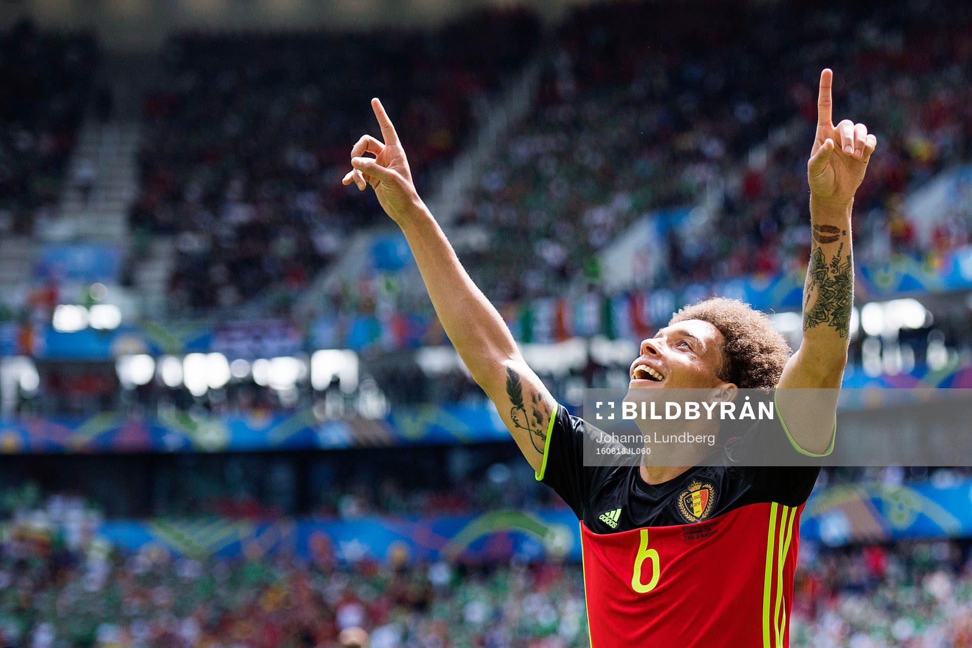 Belgiens Axel Witsel gör 2-0 och jublar i fotbollsmatchen