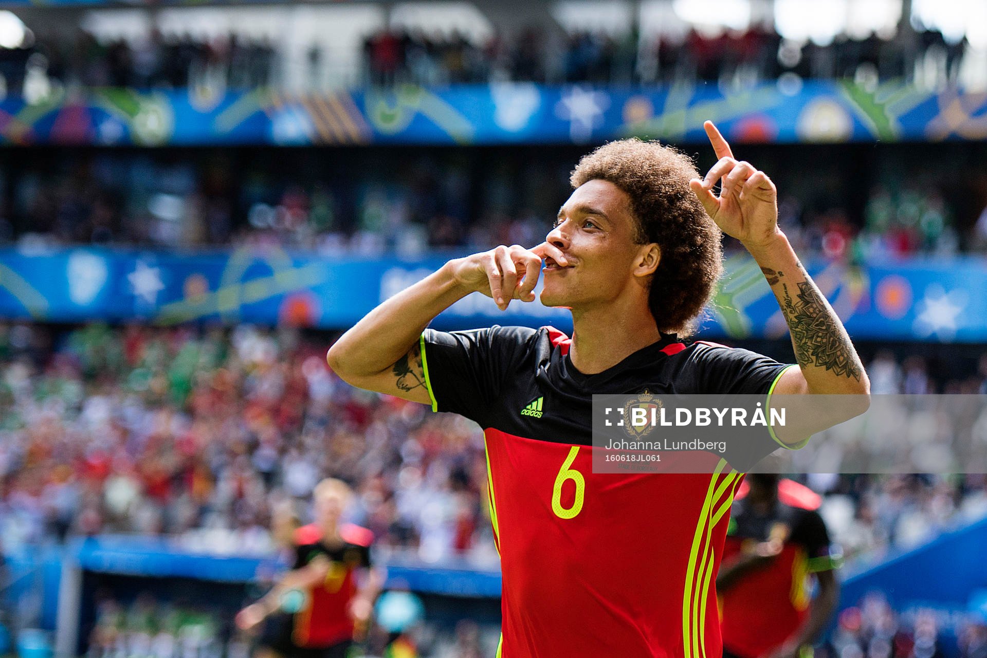 Belgiens Axel Witsel gör 2-0 och jublar i fotbollsmatchen mellan Belgien och Irland under fotbolls-EM den 18 juni 2016 i Bordeaux.