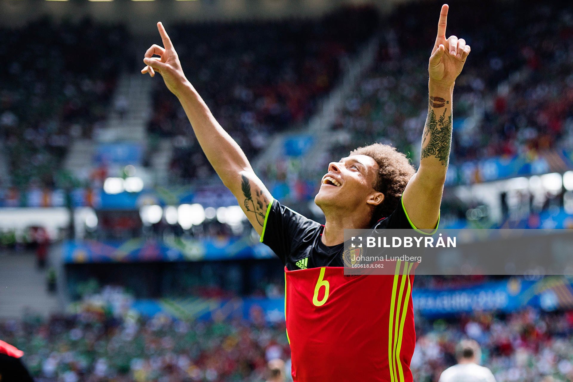 Belgiens Axel Witsel gör 2-0 och jublar i fotbollsmatchen
