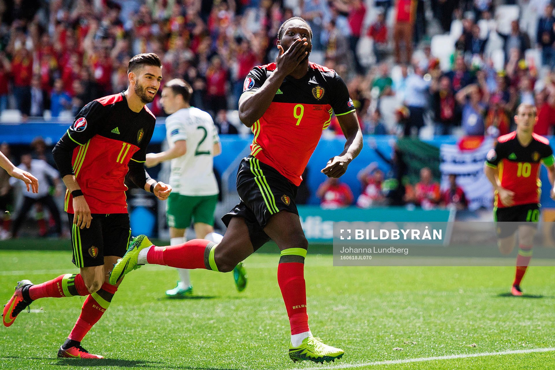 Belgiens Romelu Lukaku (m) gör 1-0 och jublar med  Yannick