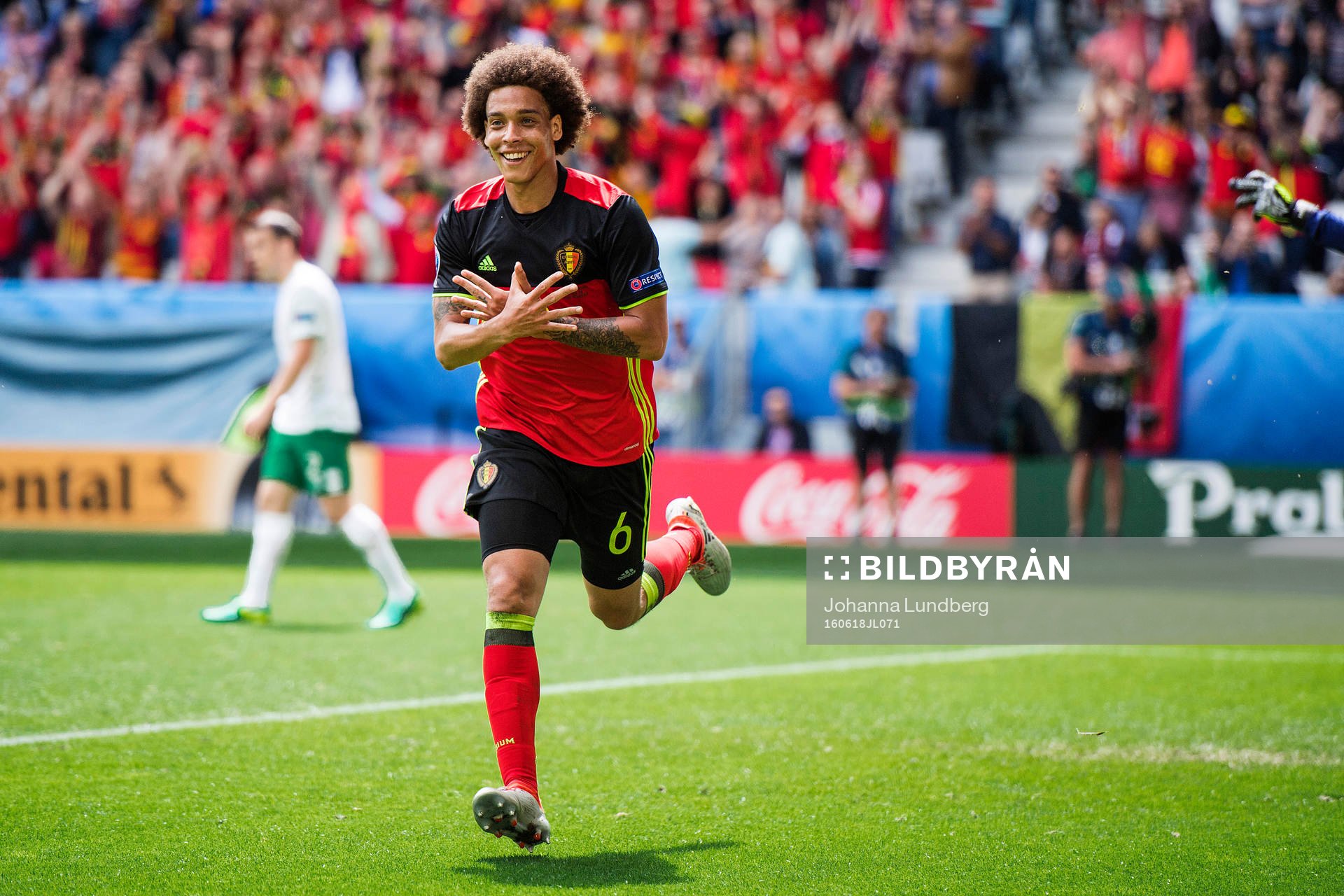 Belgiens Axel Witsel gör 2-0 och jublar i fotbollsmatchen