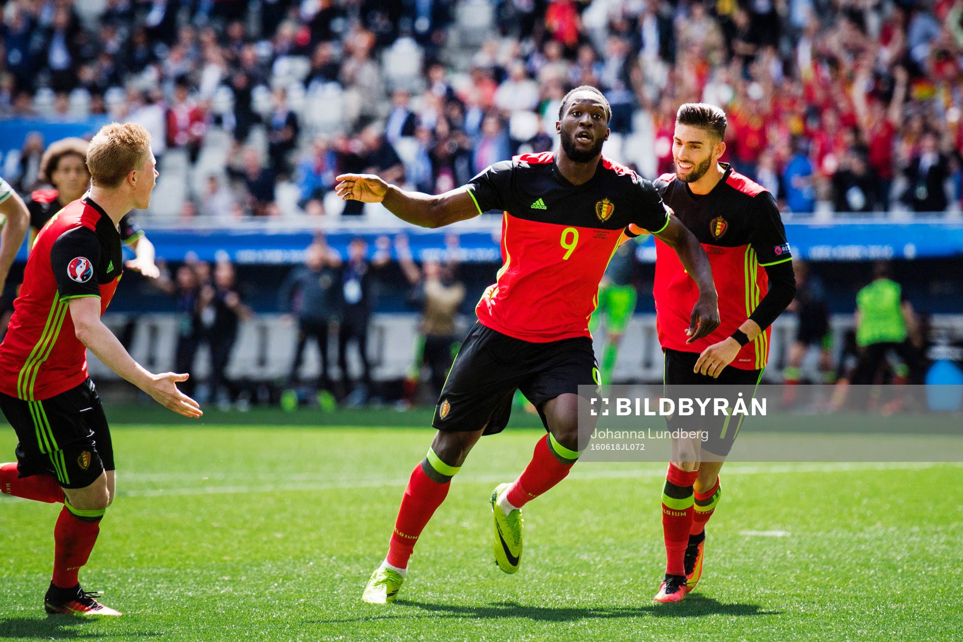 Belgiens Romelu Lukaku (m) gör 1-0 och jublar med Kevin de