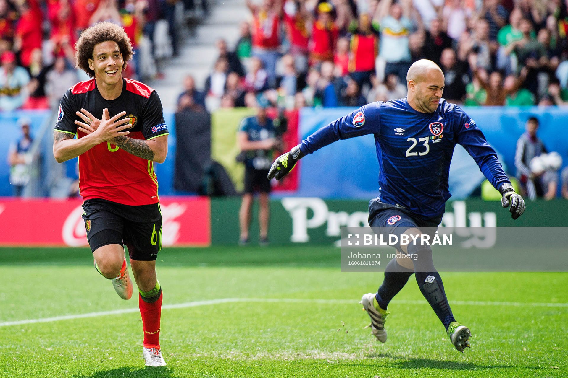 Belgiens Axel Witsel gör 2-0 och jublar medan Irlands