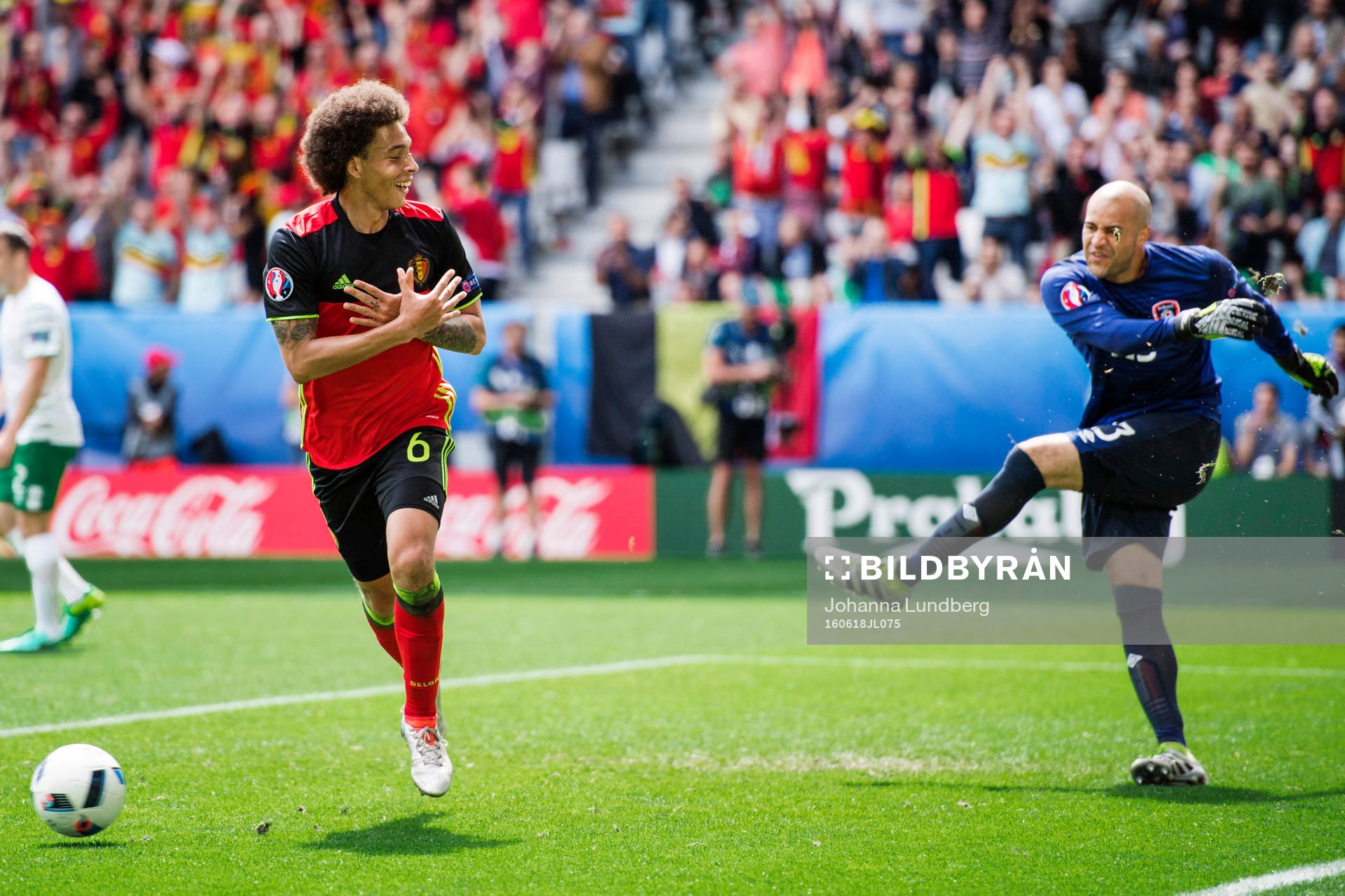 Belgiens Axel Witsel gör 2-0 och jublar medan Irlands