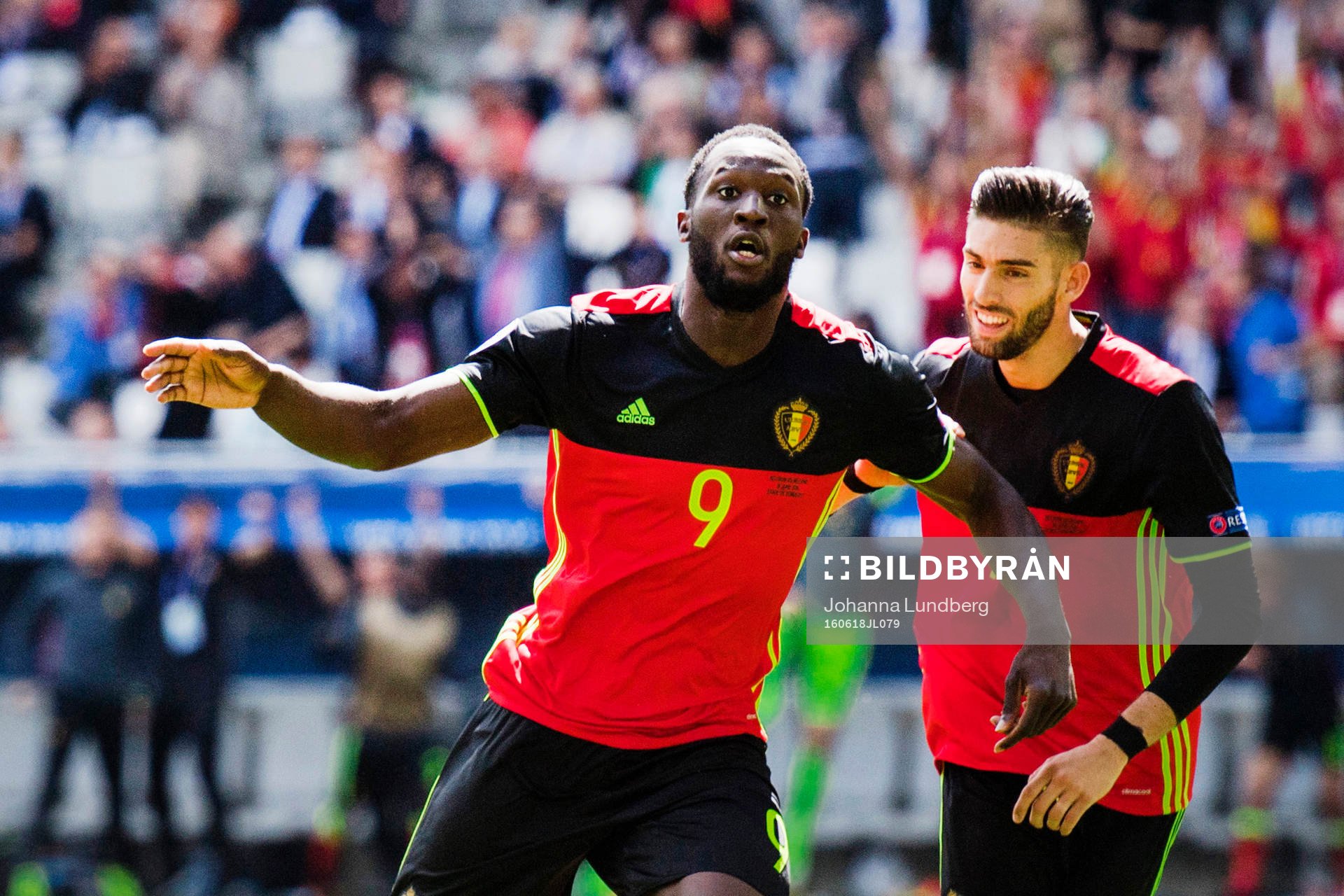 Belgiens Romelu Lukaku (m) gör 1-0 och jublar med Yannick