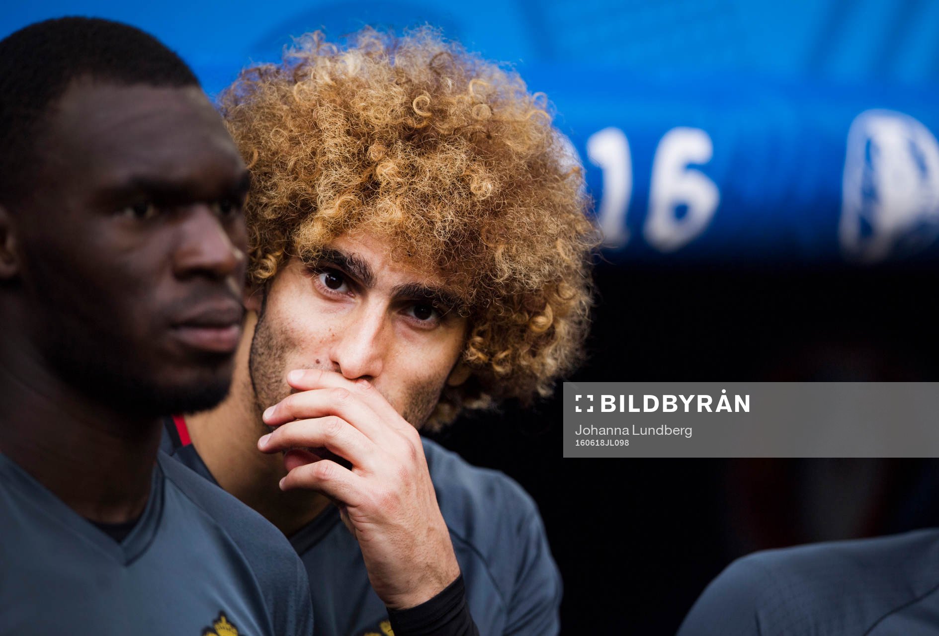 Belgiens Marouane Fellaini på bänken i fotbollsmatchen