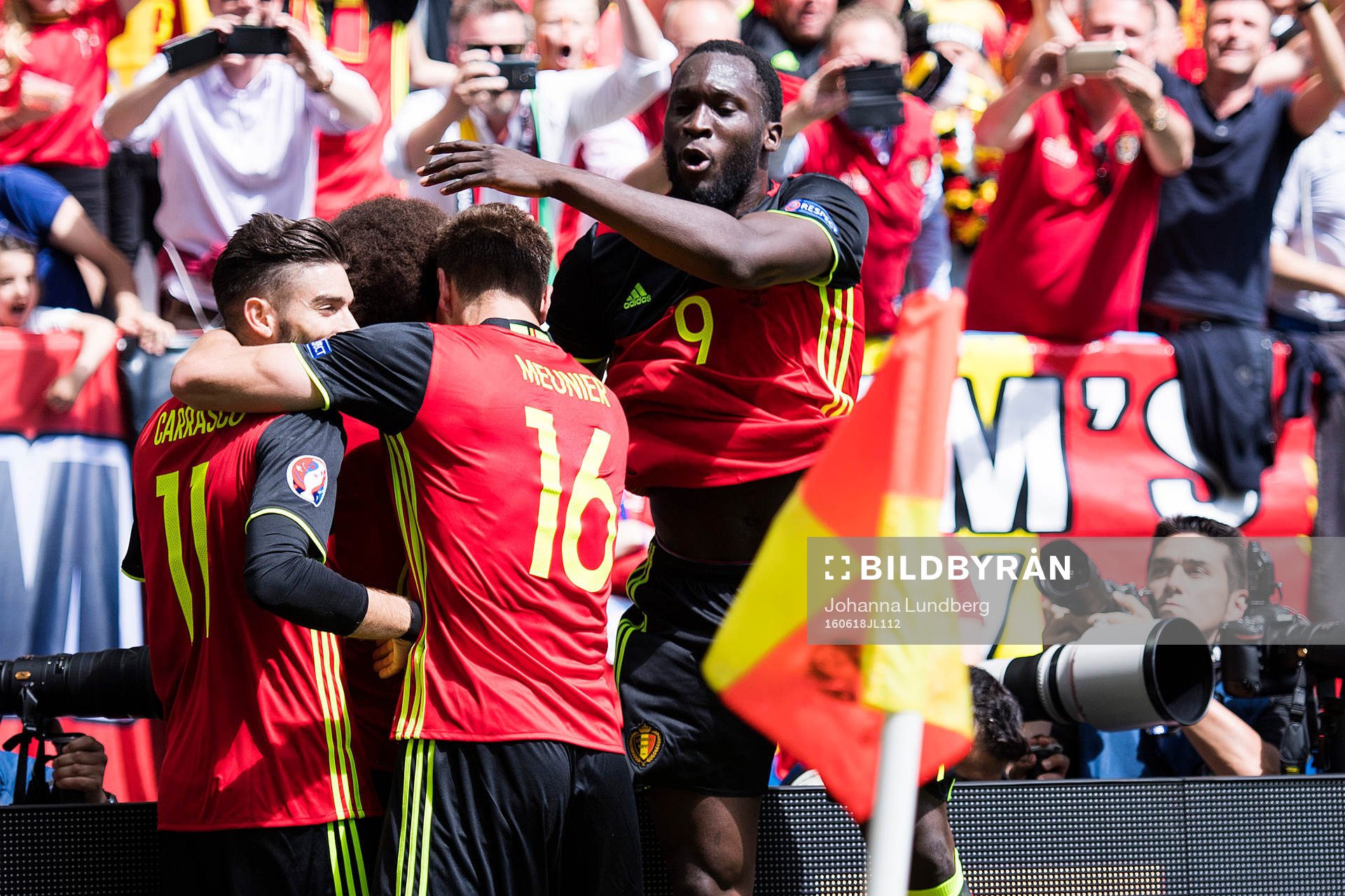 Belgiens Thomas Meunier och Romelu Lukaku jublar efter att Axel Witsel gjort 2-0 i fotbollsmatchen mellan Belgien och Irland under fotbolls-EM den 18 juni 2016 i Bordeaux.