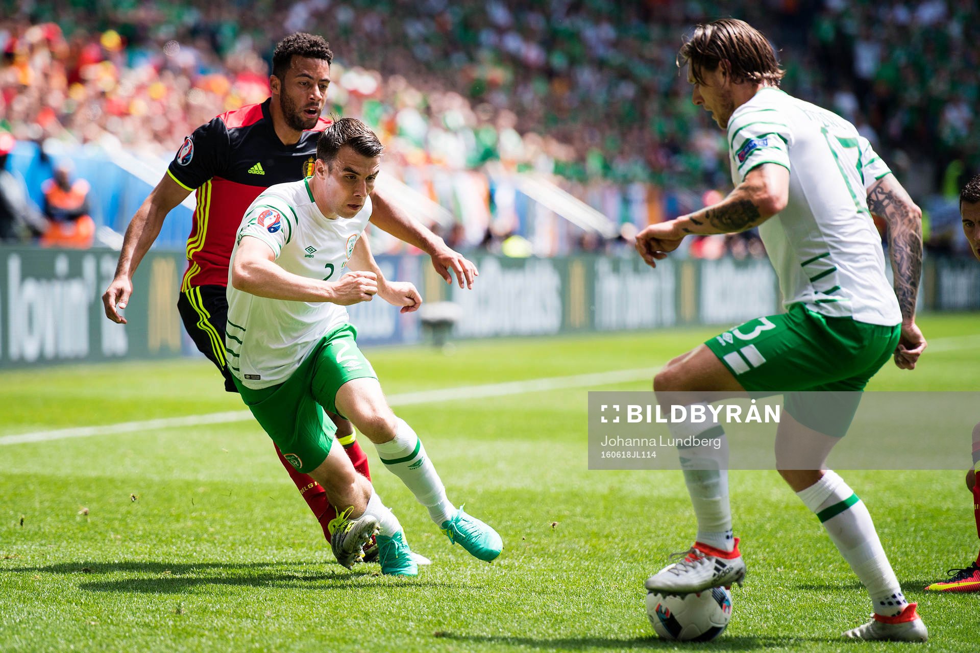 Belgiens Eden Hazard i en duell mot Irlands Seamus Coleman