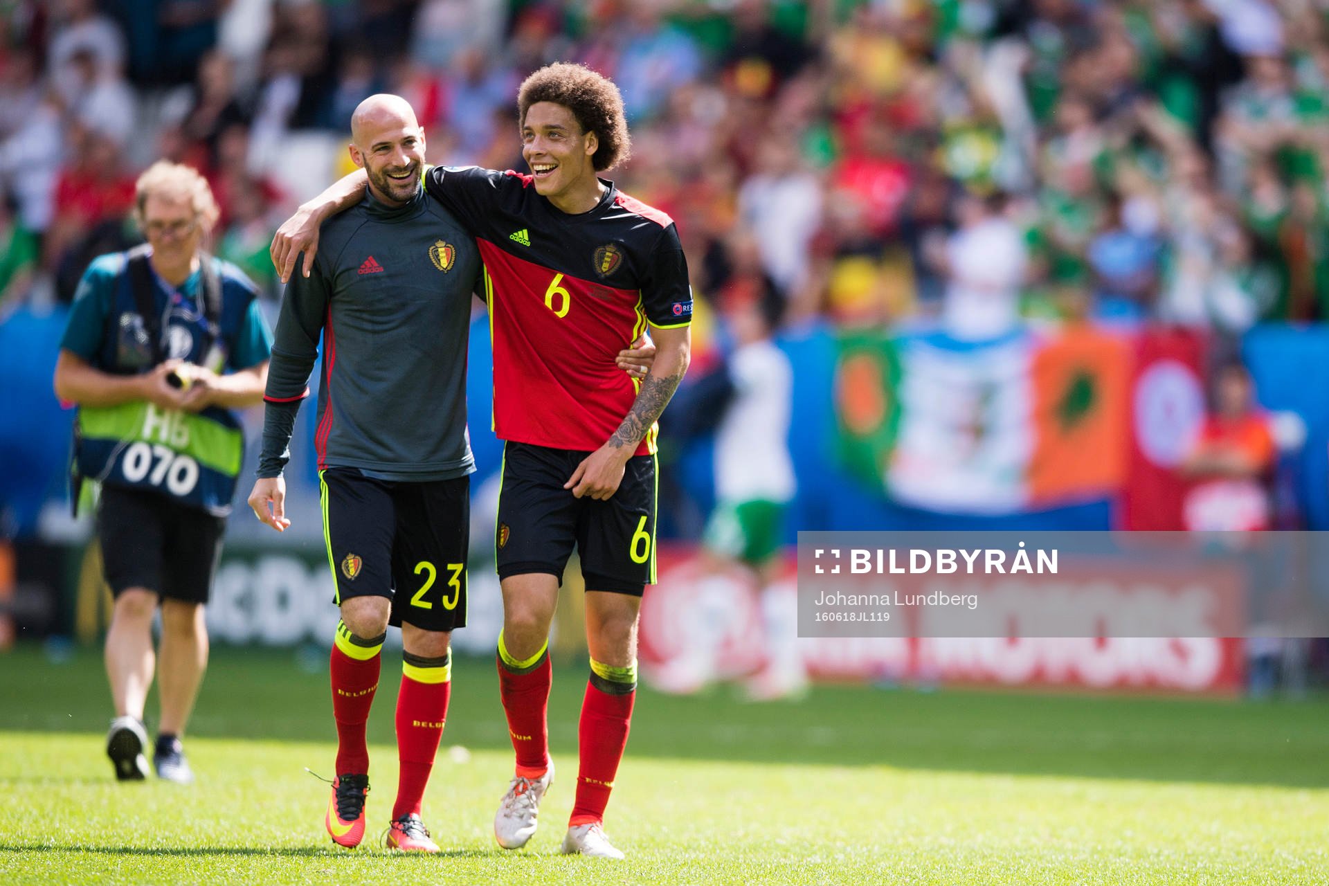 Belgiens Laurent Ciman och Axel Witsel jublar