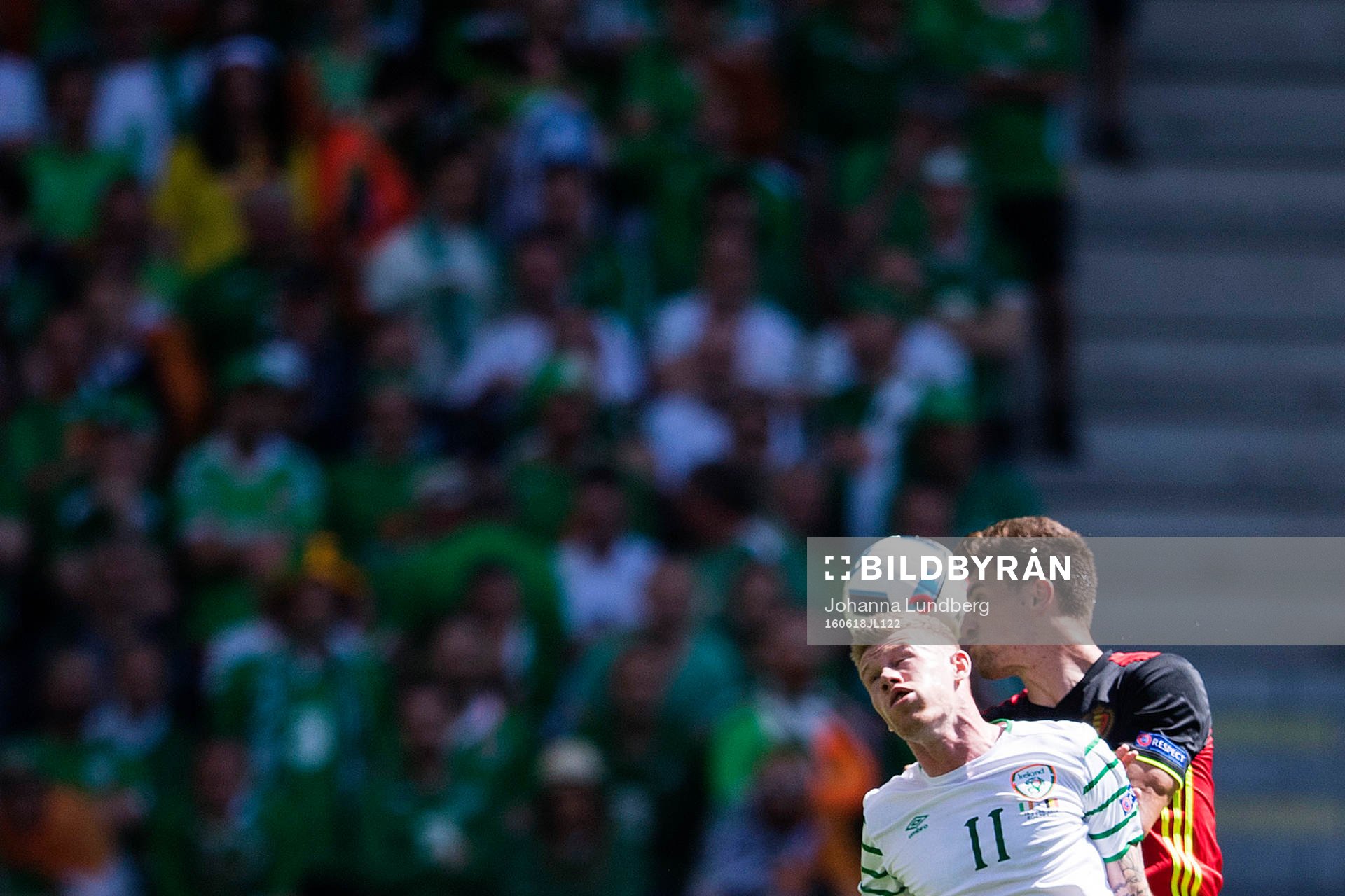 Irlands James McClean  i en duell mot Belgiens Thomas