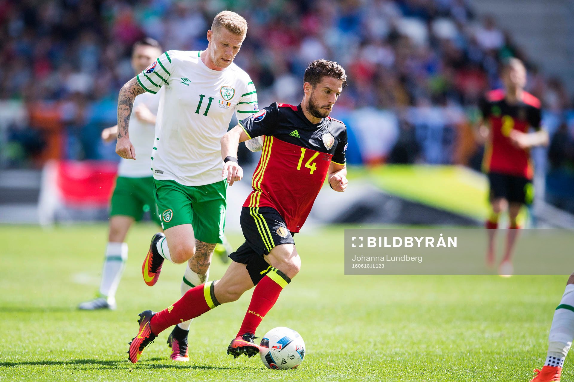 Irlands James McClean och Belgiens Dries Mertens i