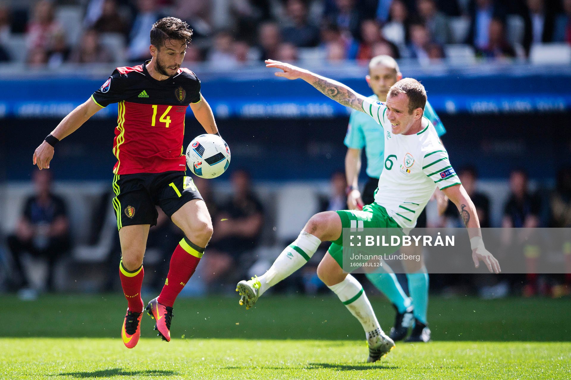 Belgiens Dries Mertens och Irlands Richard Keogh i fotbollsmatchen mellan Belgien och Irland under fotbolls-EM den 18 juni 2016 i Bordeaux.