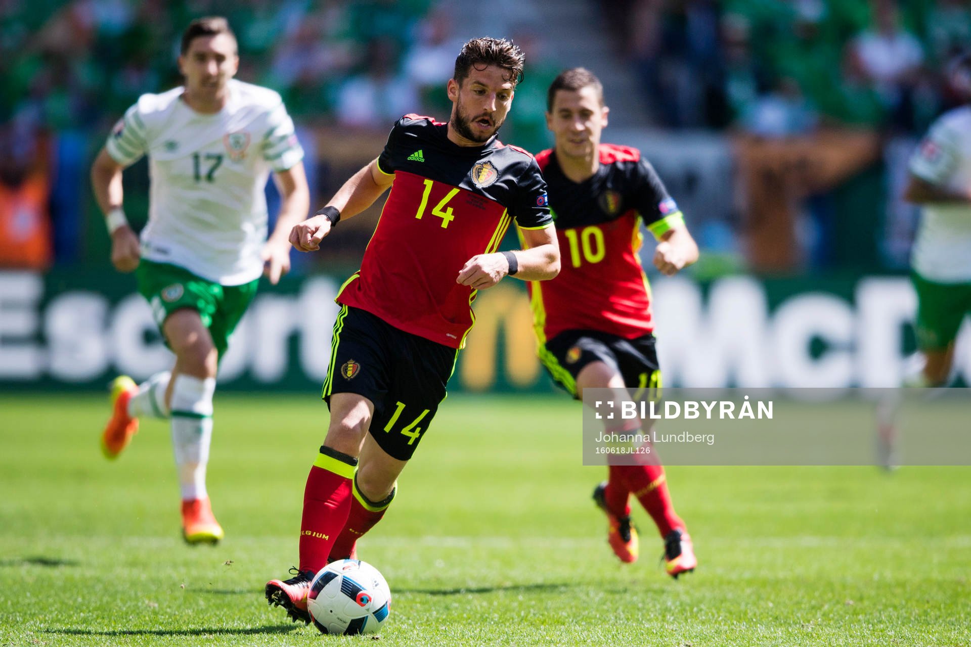 Belgiens Dries Mertens och Eden Hazard i fotbollsmatchen