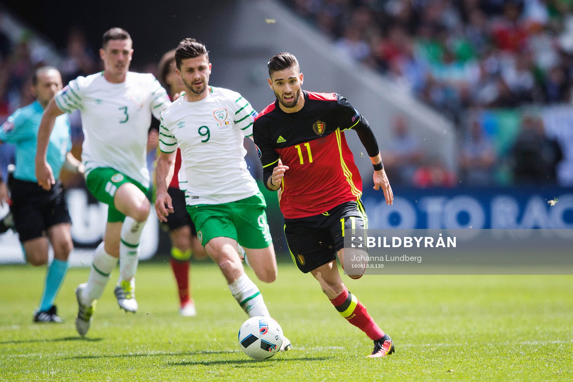 Irlands Shane Long och Belgiens Yannick Carrasco i