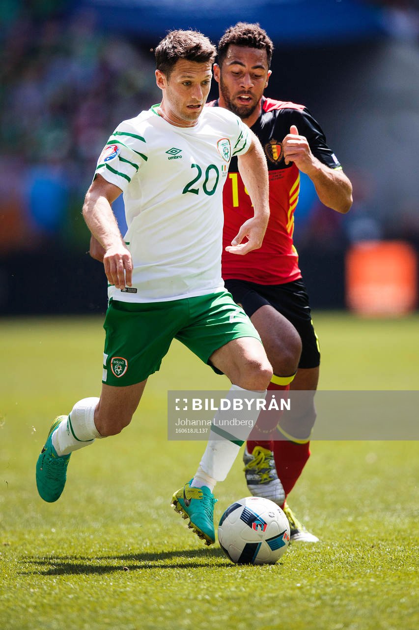 Irlands Wes Hoolahan och Belgiens Mousa Dembele i