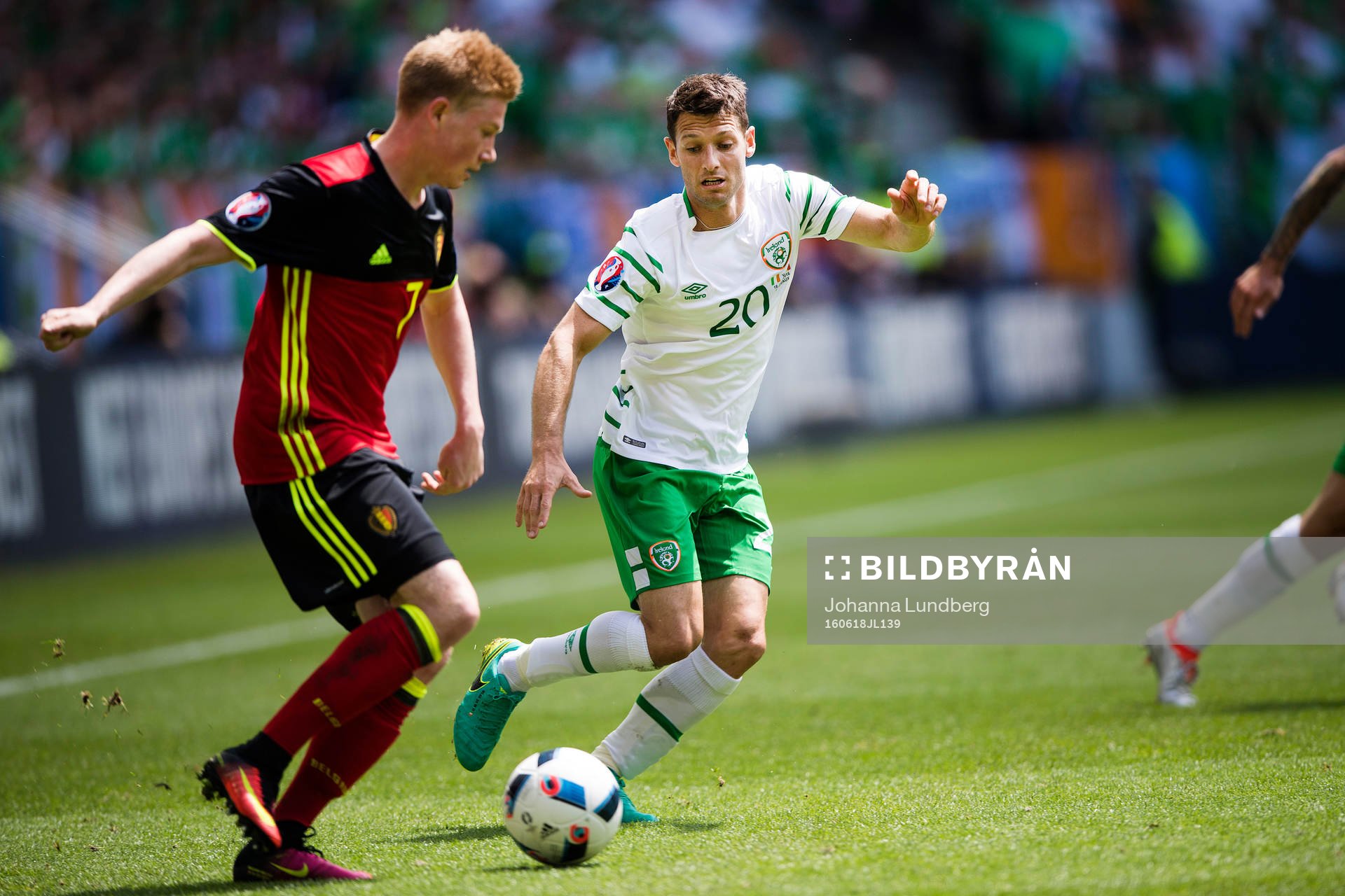 Belgiens Kevin de Bruyne och Irlands Wes Hoolahan i