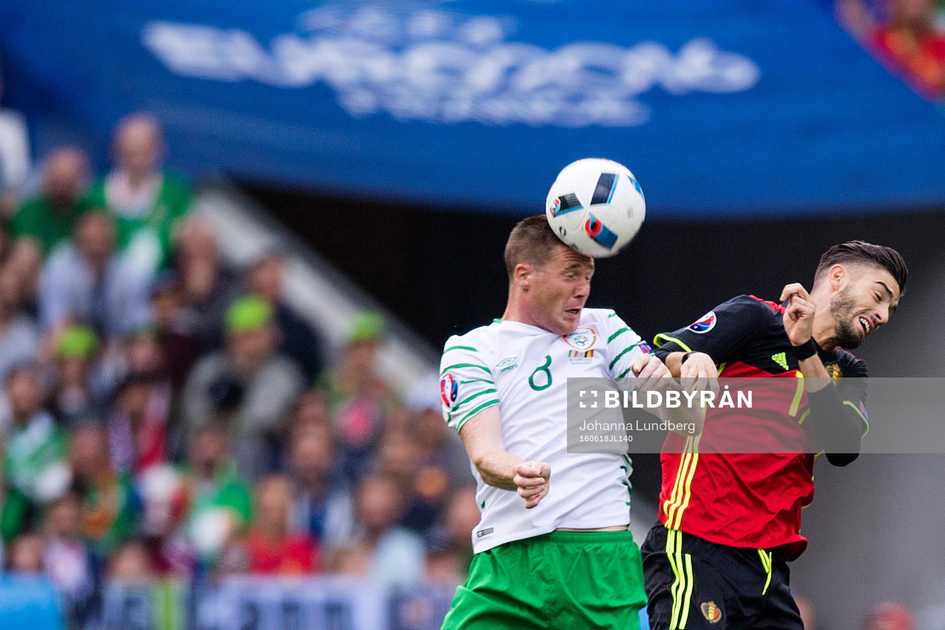 Irlands James McCarthy och Belgiens Eden Hazard i