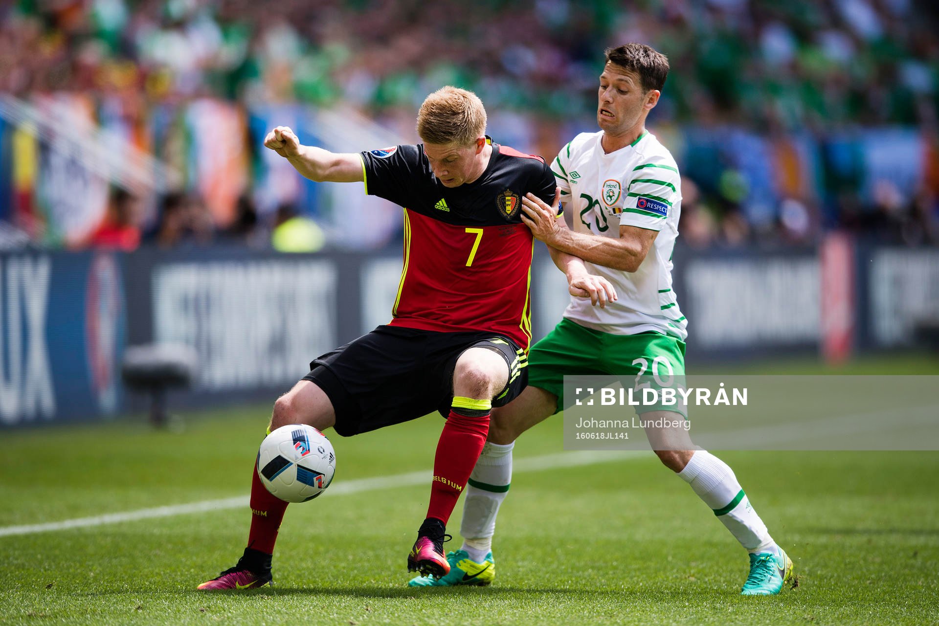 Belgiens Kevin de Bruyne och Irlands Wes Hoolahan i